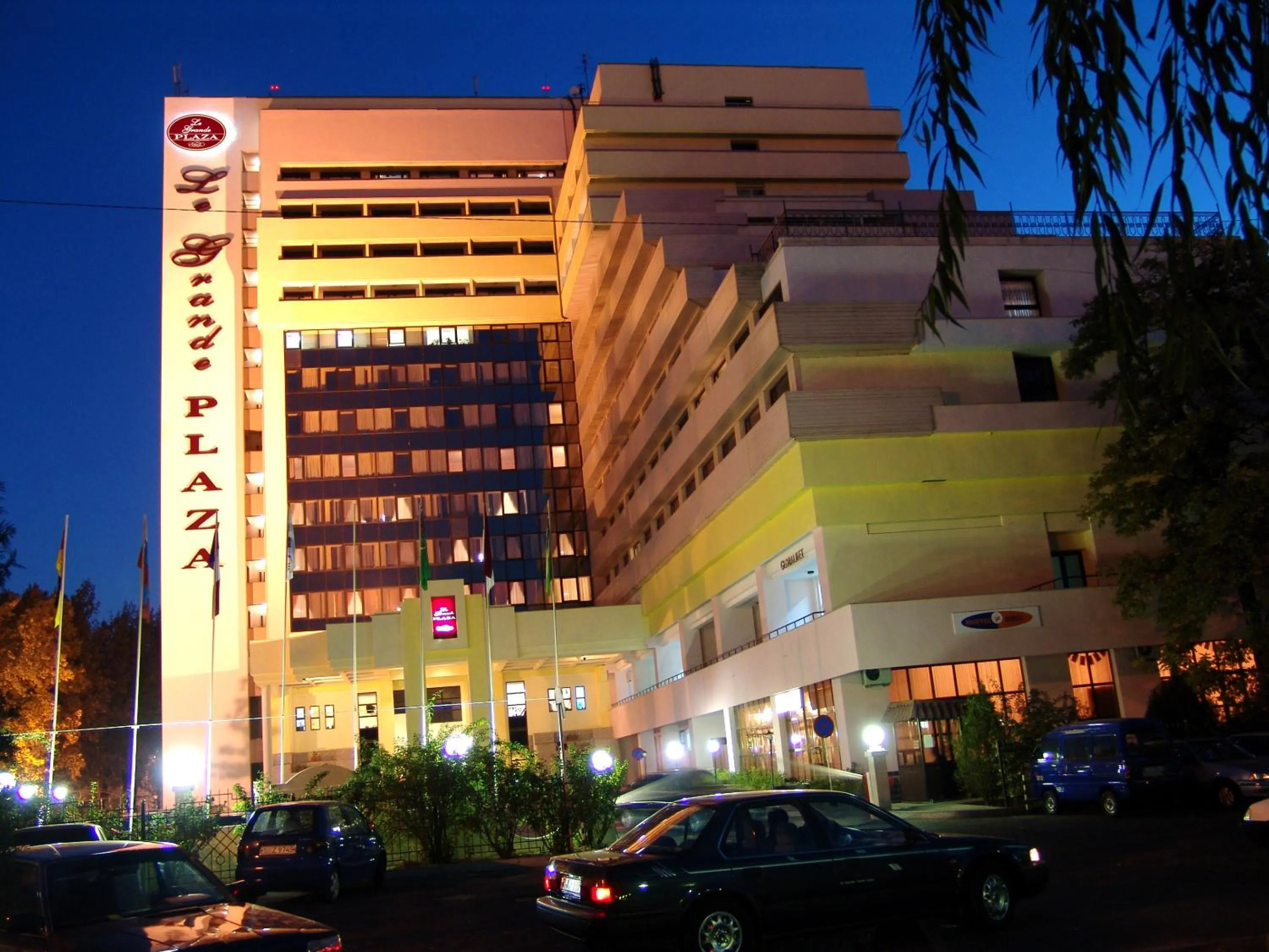 Facade/entrance in Le Grande Plaza Hotel