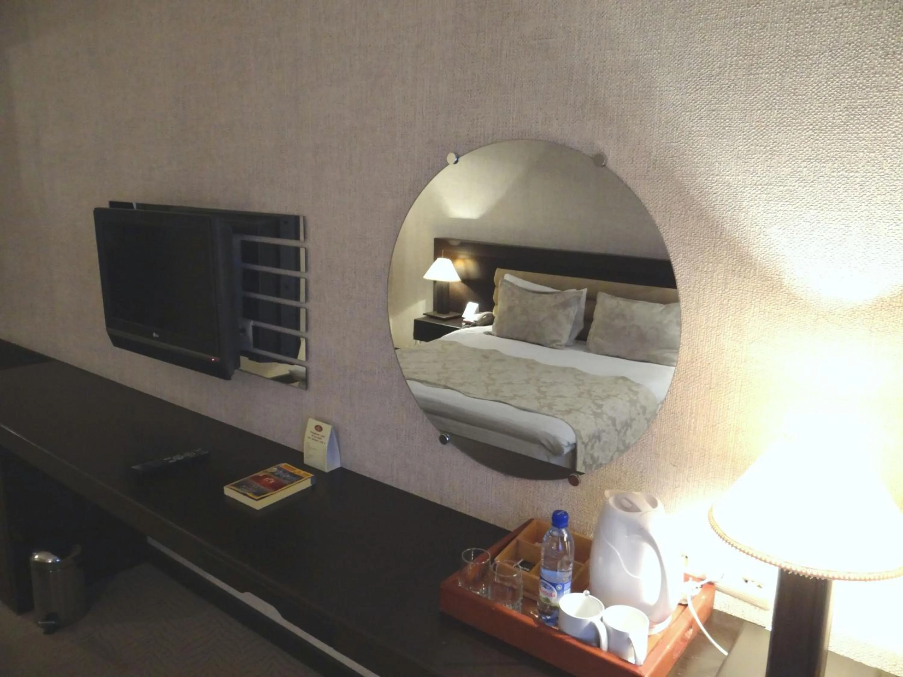 Seating area, Bed in Le Grande Plaza Hotel