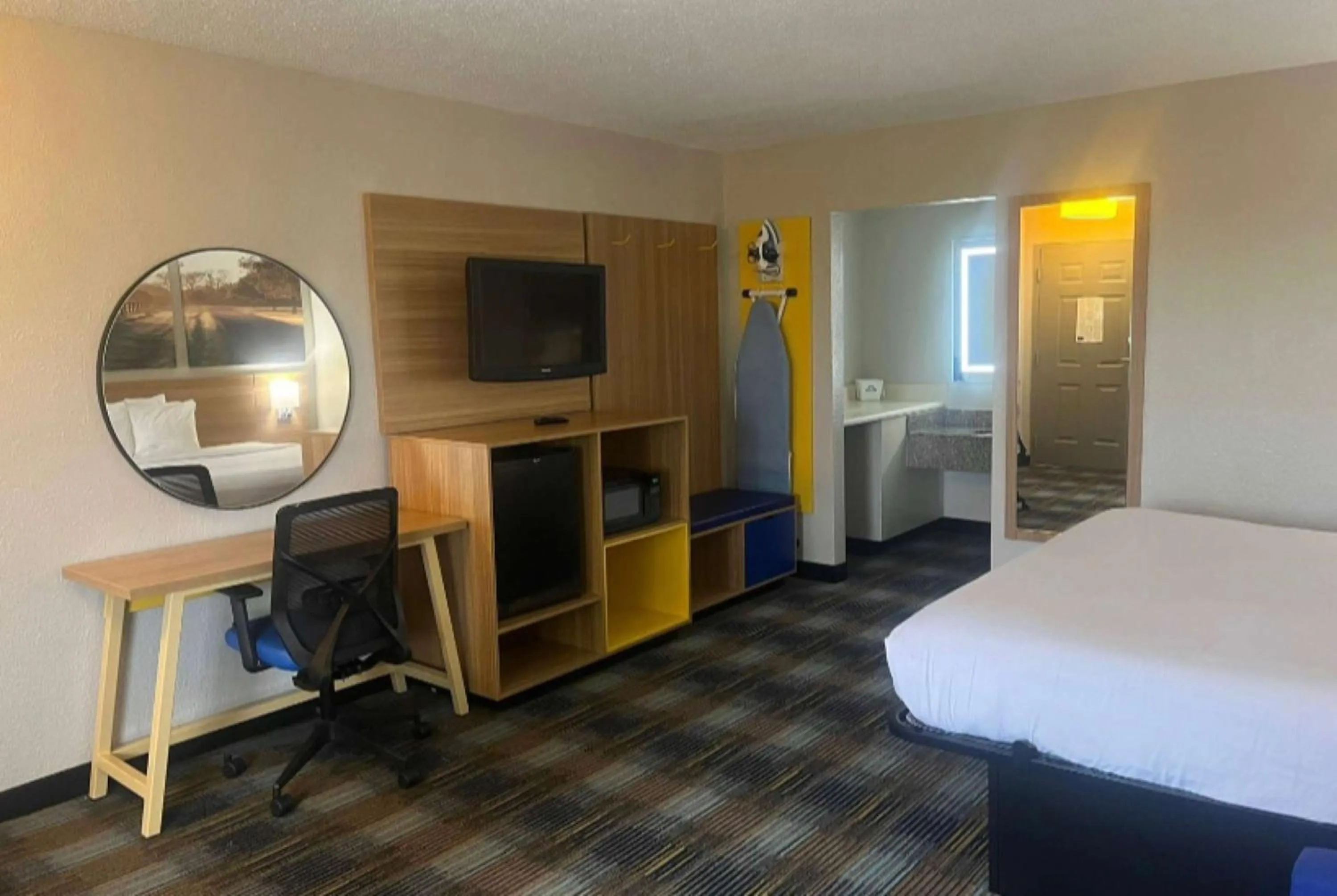 Photo of the whole room in Days Inn & Suites Mobile