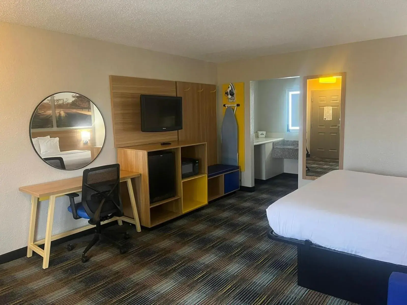 King Room - Disability Access/Non-Smoking in Days Inn & Suites Mobile King Room - Disability Access/Non-Smoking in Days Inn & Suites Mobile