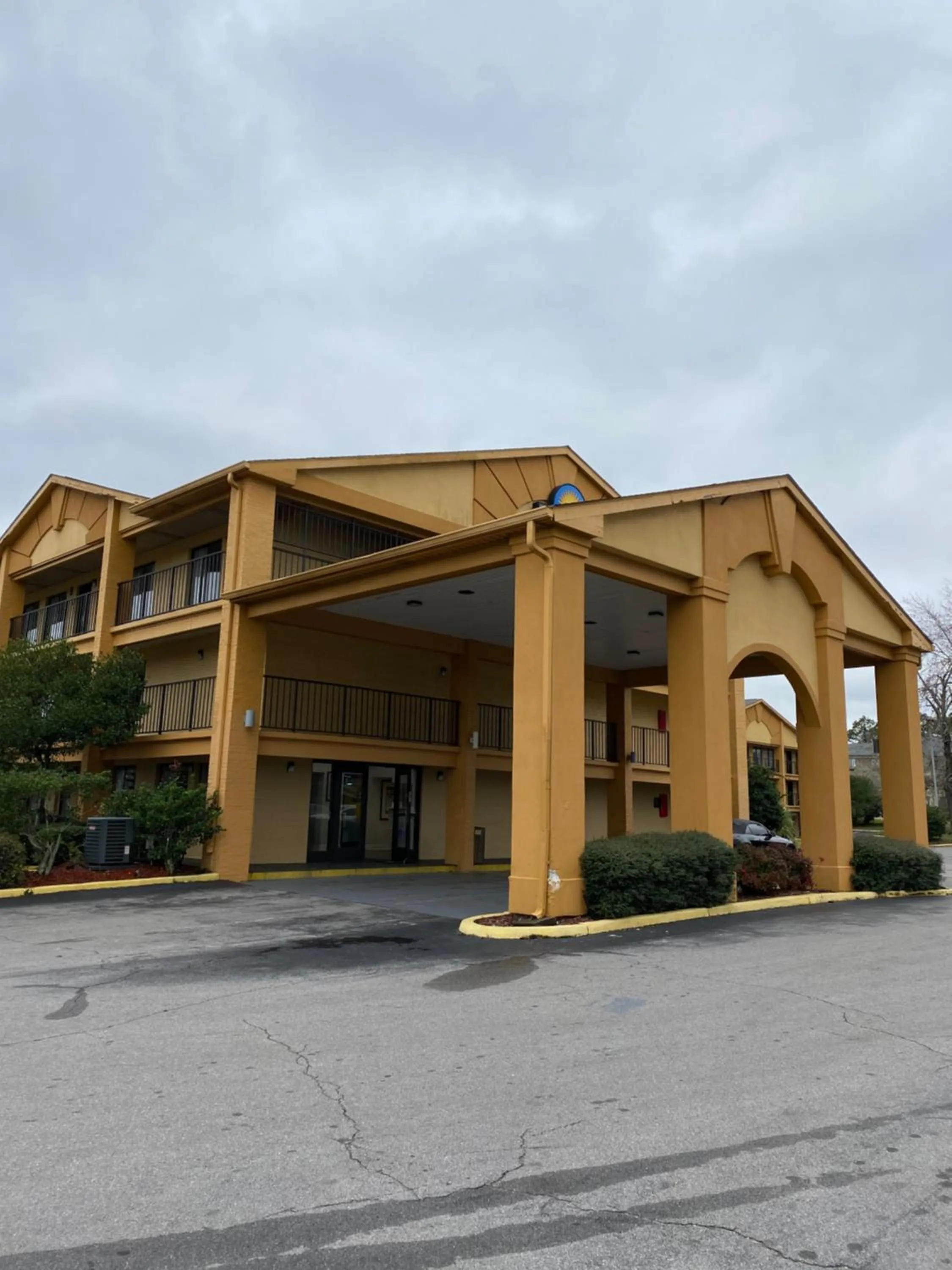 Property building in Days Inn & Suites Mobile