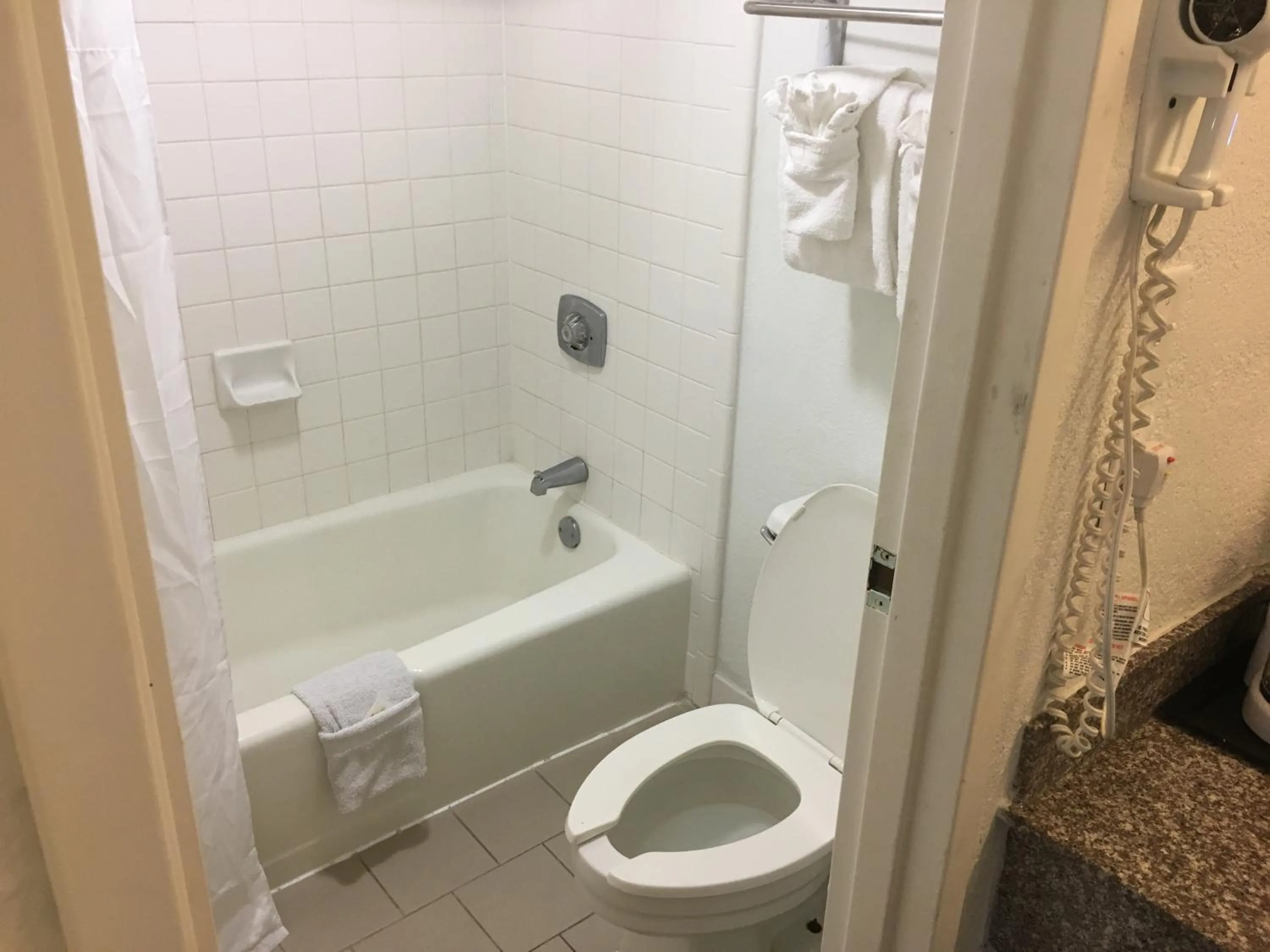 Bath in Days Inn & Suites Mobile
