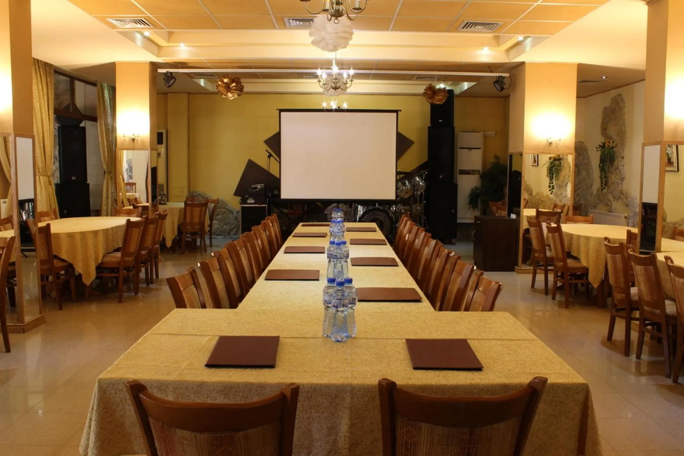 Restaurant/places to eat in Family Hotel Enica