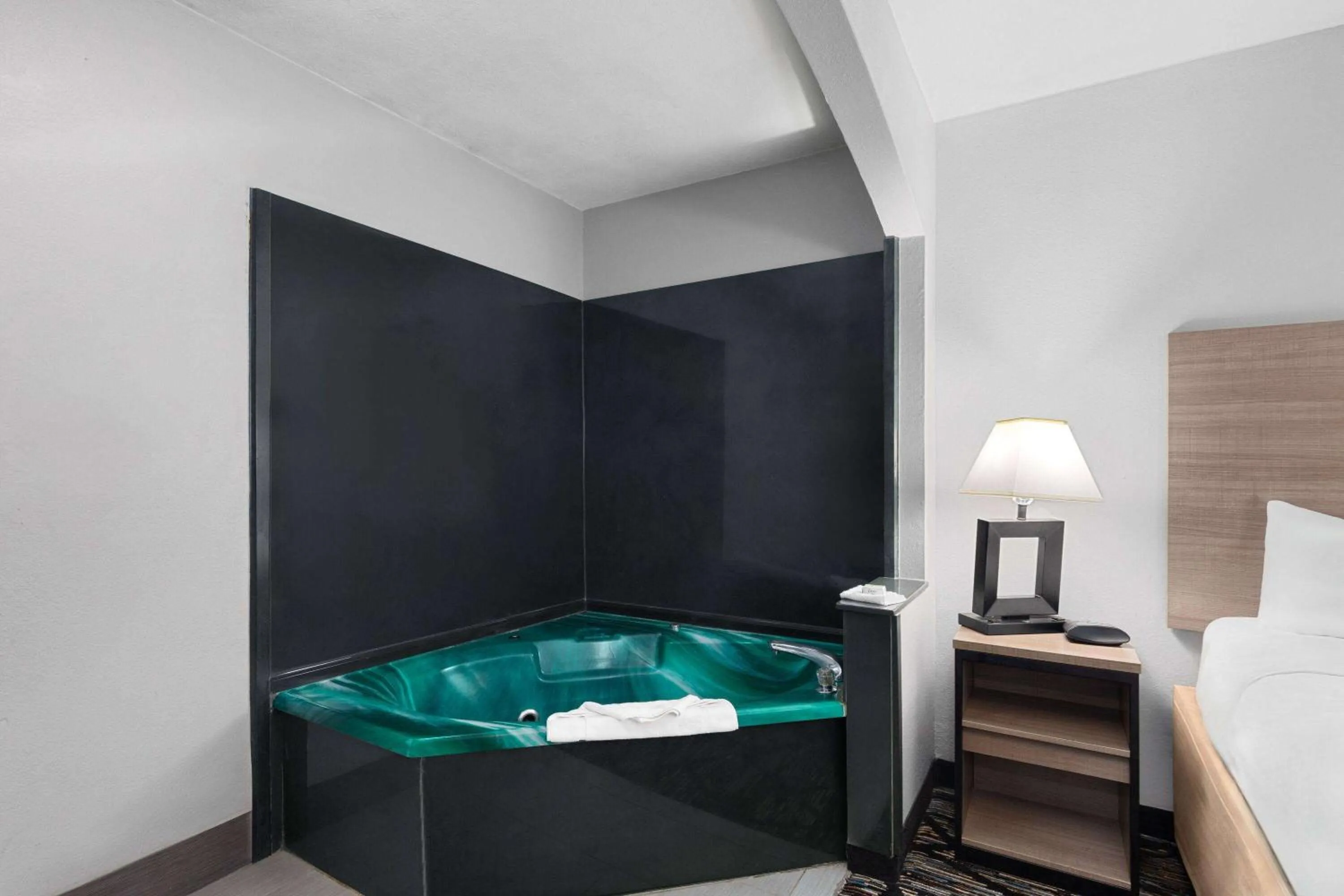 Bath, Bed in Baymont by Wyndham Mobile/Tillmans Corner