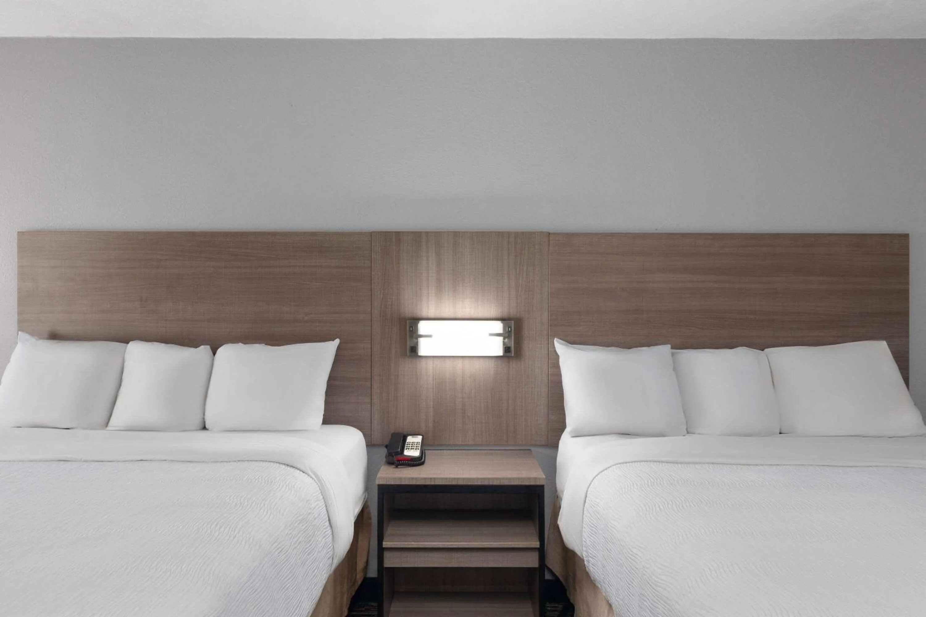 Photo of the whole room, Bed in Baymont by Wyndham Mobile/Tillmans Corner