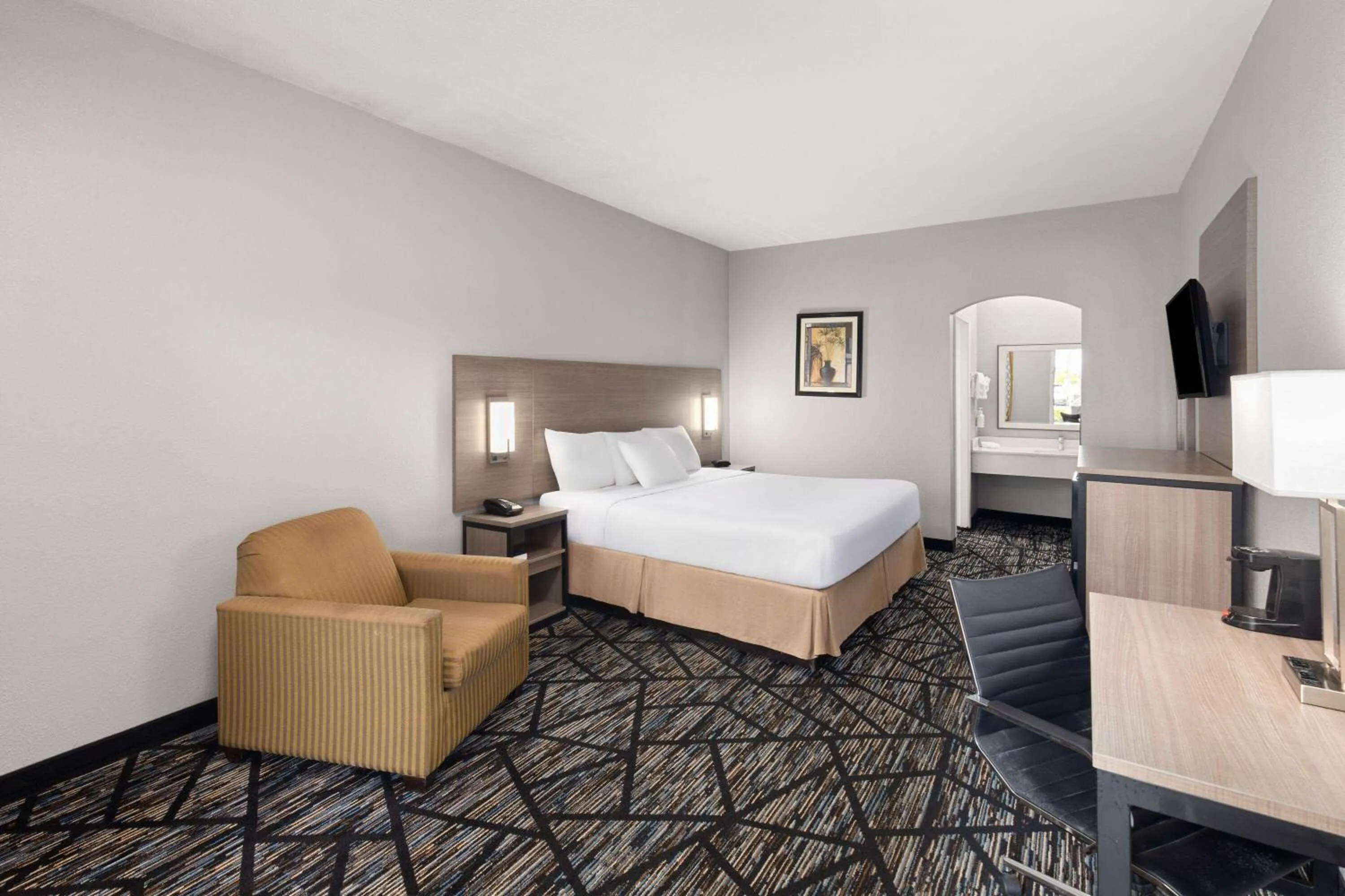 Photo of the whole room, Bed in Baymont by Wyndham Mobile/Tillmans Corner