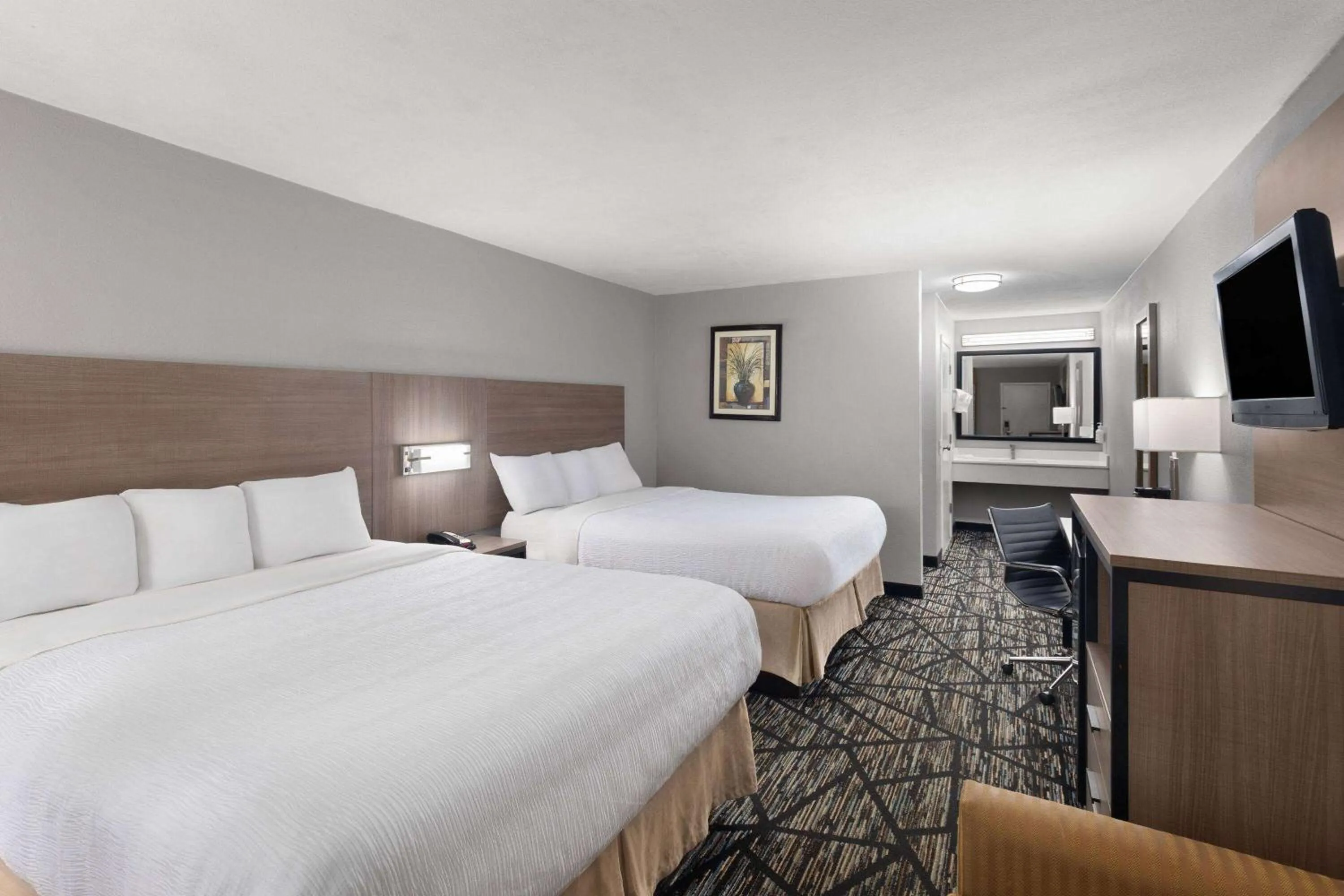 Photo of the whole room, Bed in Baymont by Wyndham Mobile/Tillmans Corner