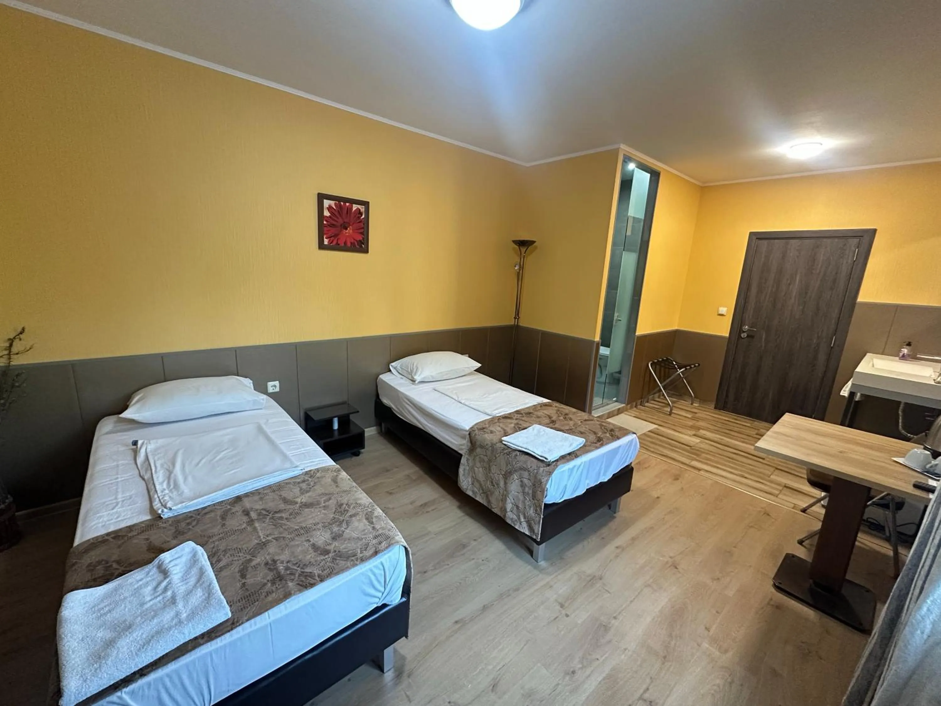 Photo of the whole room, Bed in Formula 1 Motel