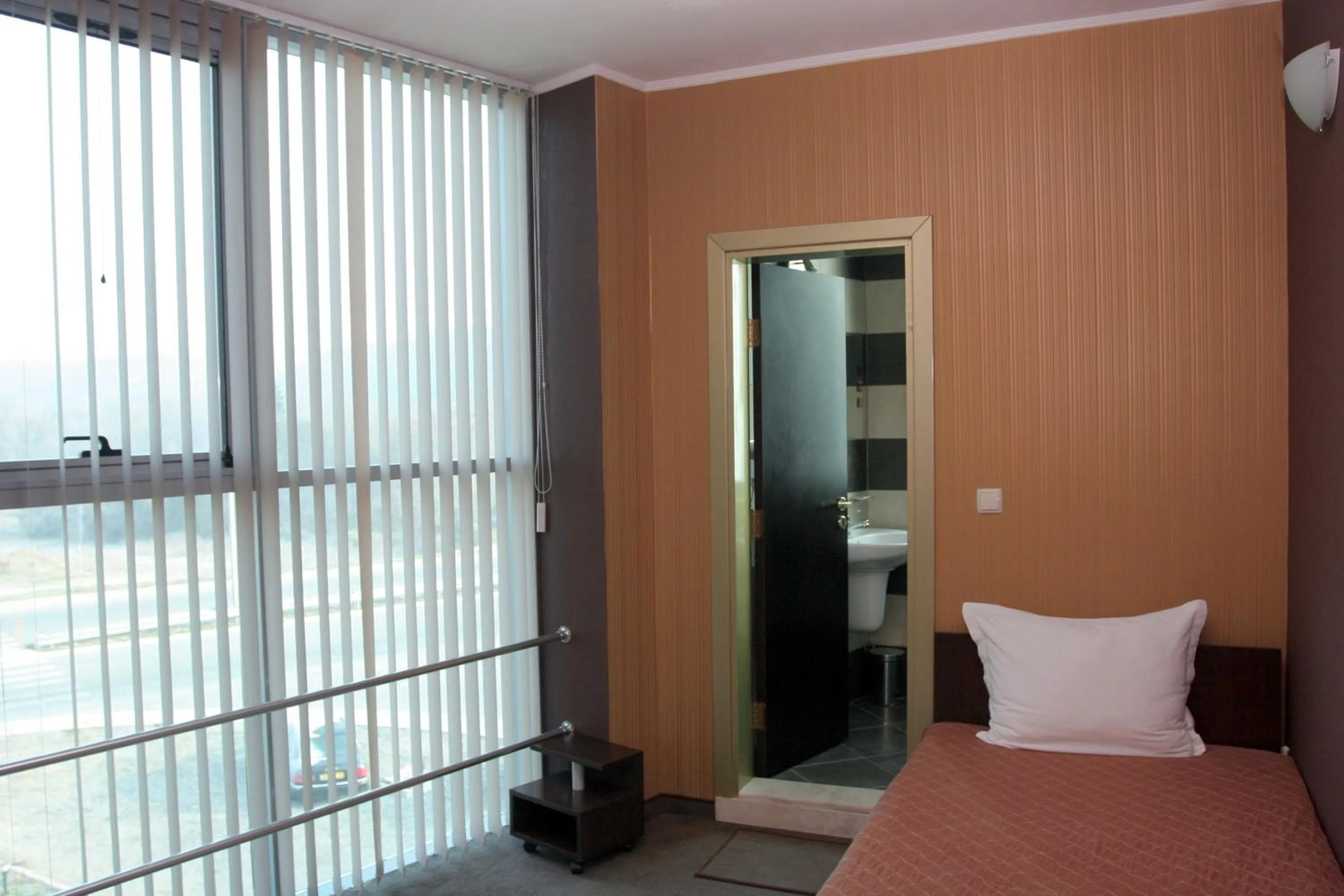 Photo of the whole room, Bed in Formula 1 Motel