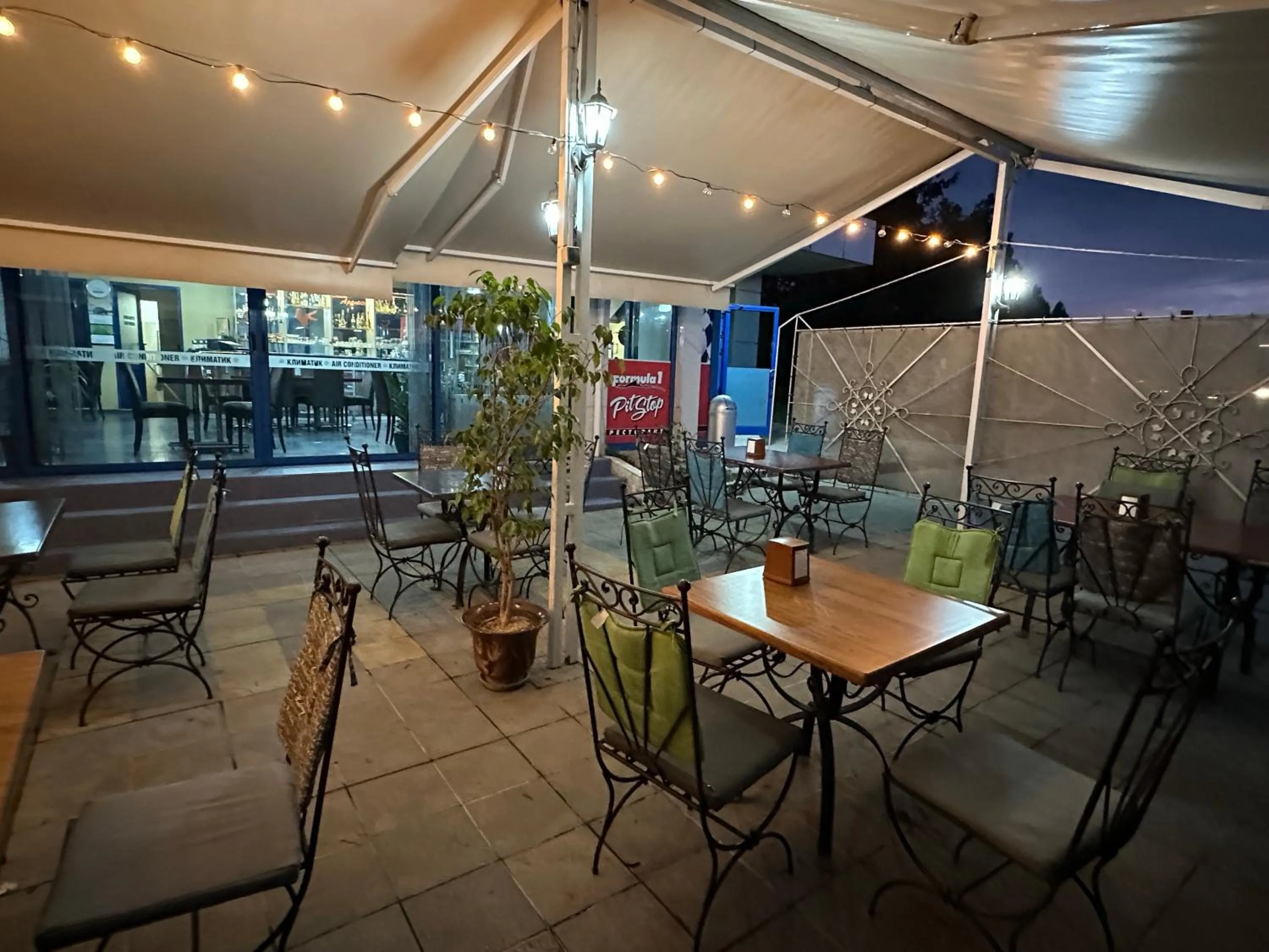 Restaurant/places to eat in Formula 1 Motel