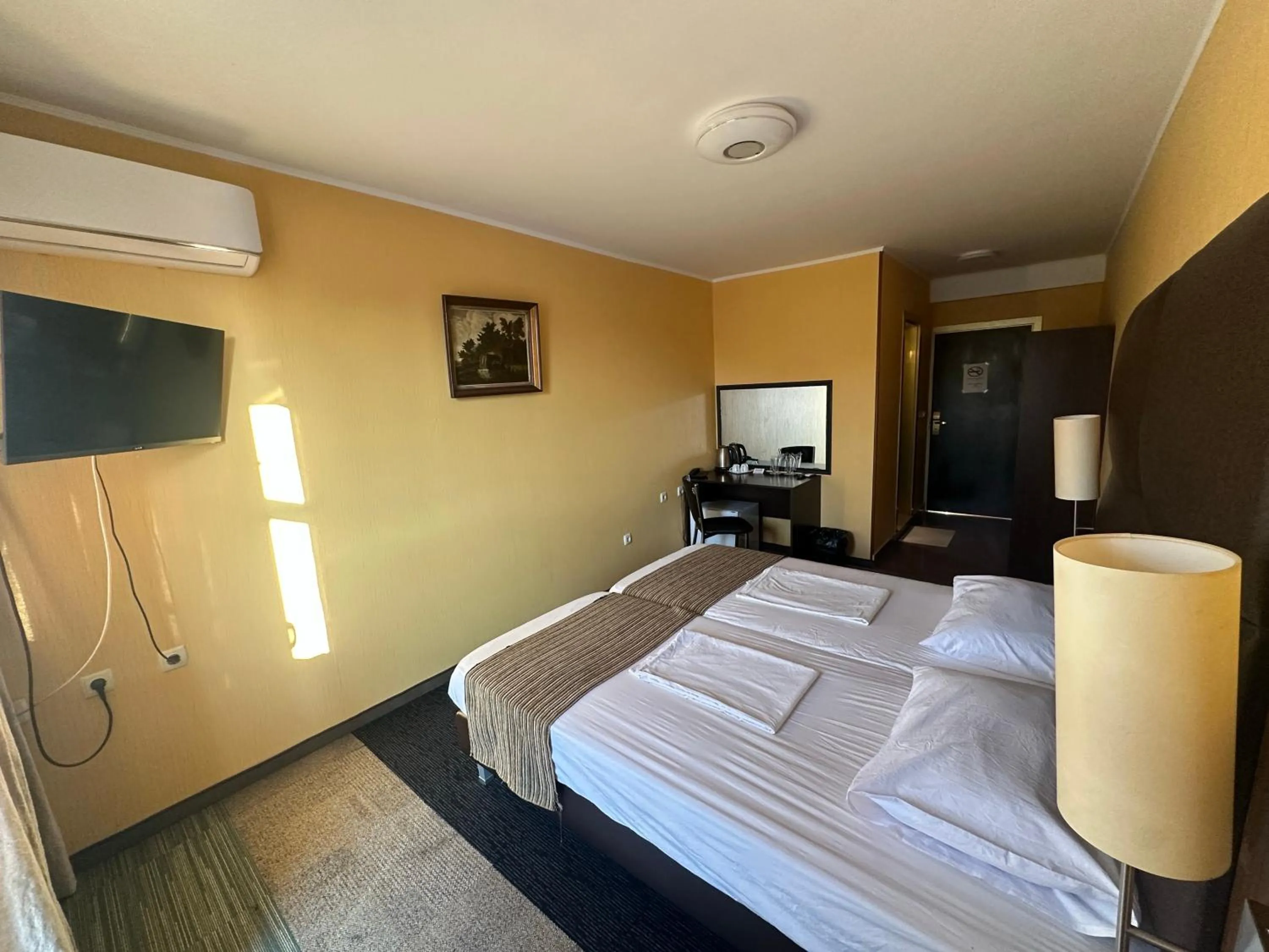 Bedroom, Bed in Formula 1 Motel