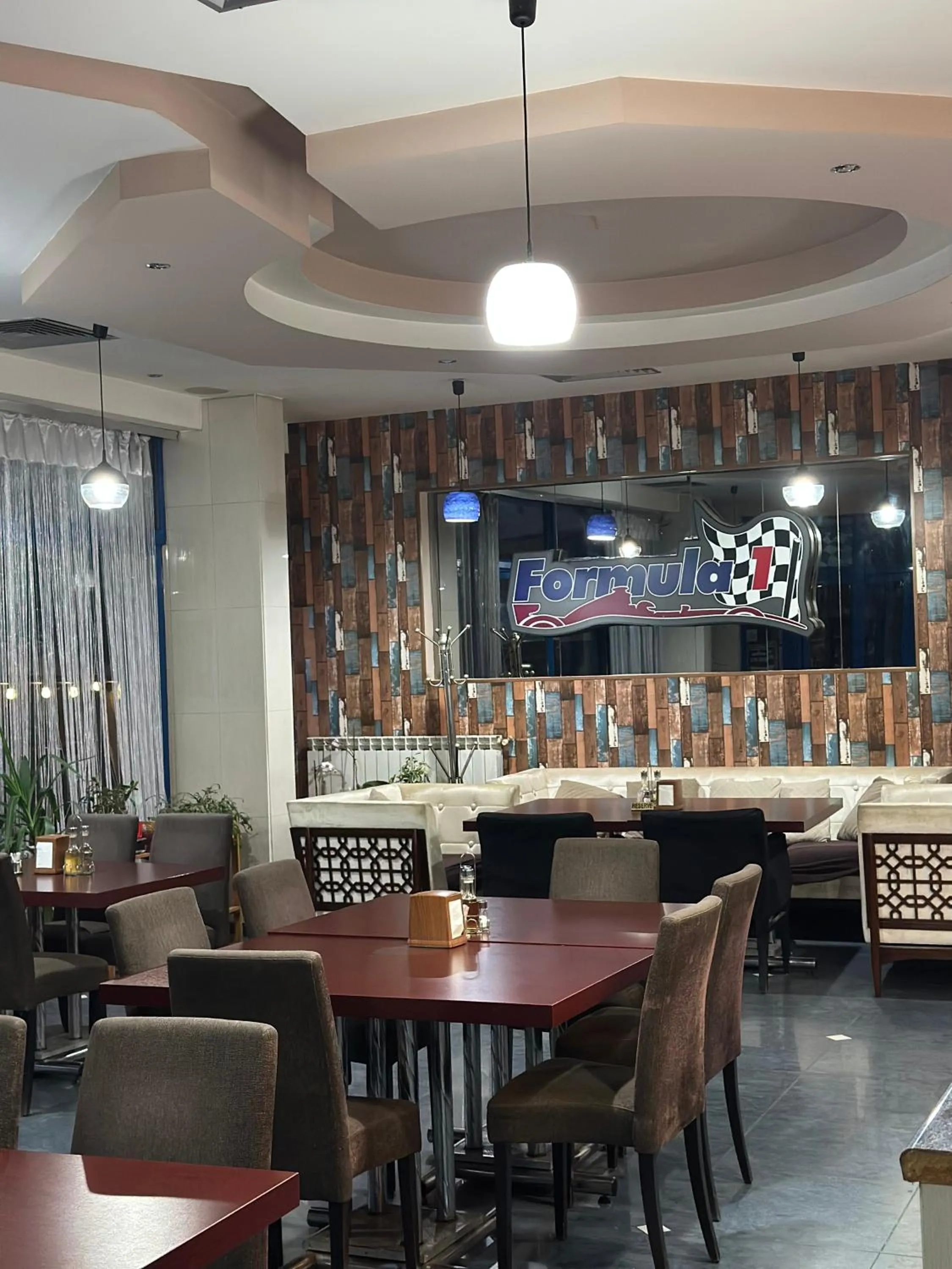 Restaurant/places to eat in Formula 1 Motel