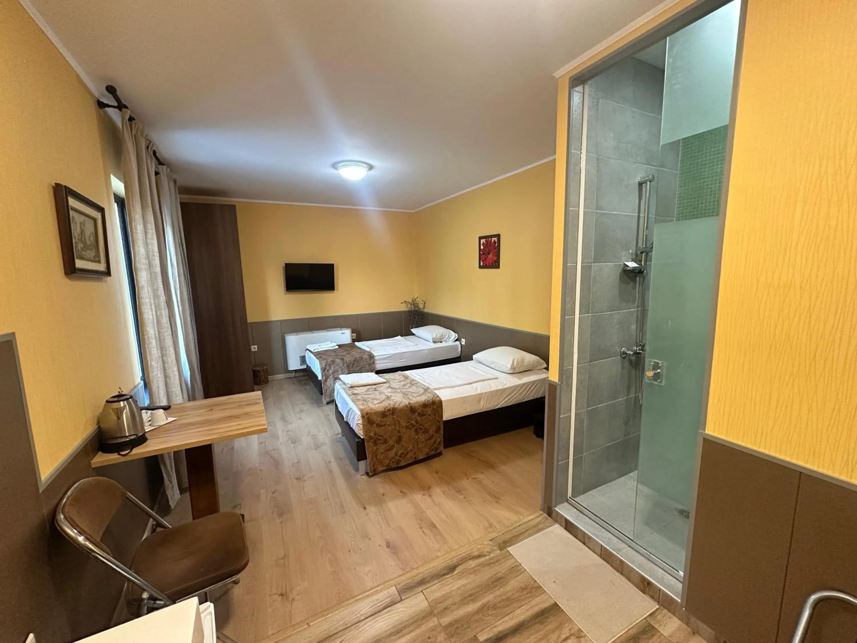 Photo of the whole room, Bed in Formula 1 Motel