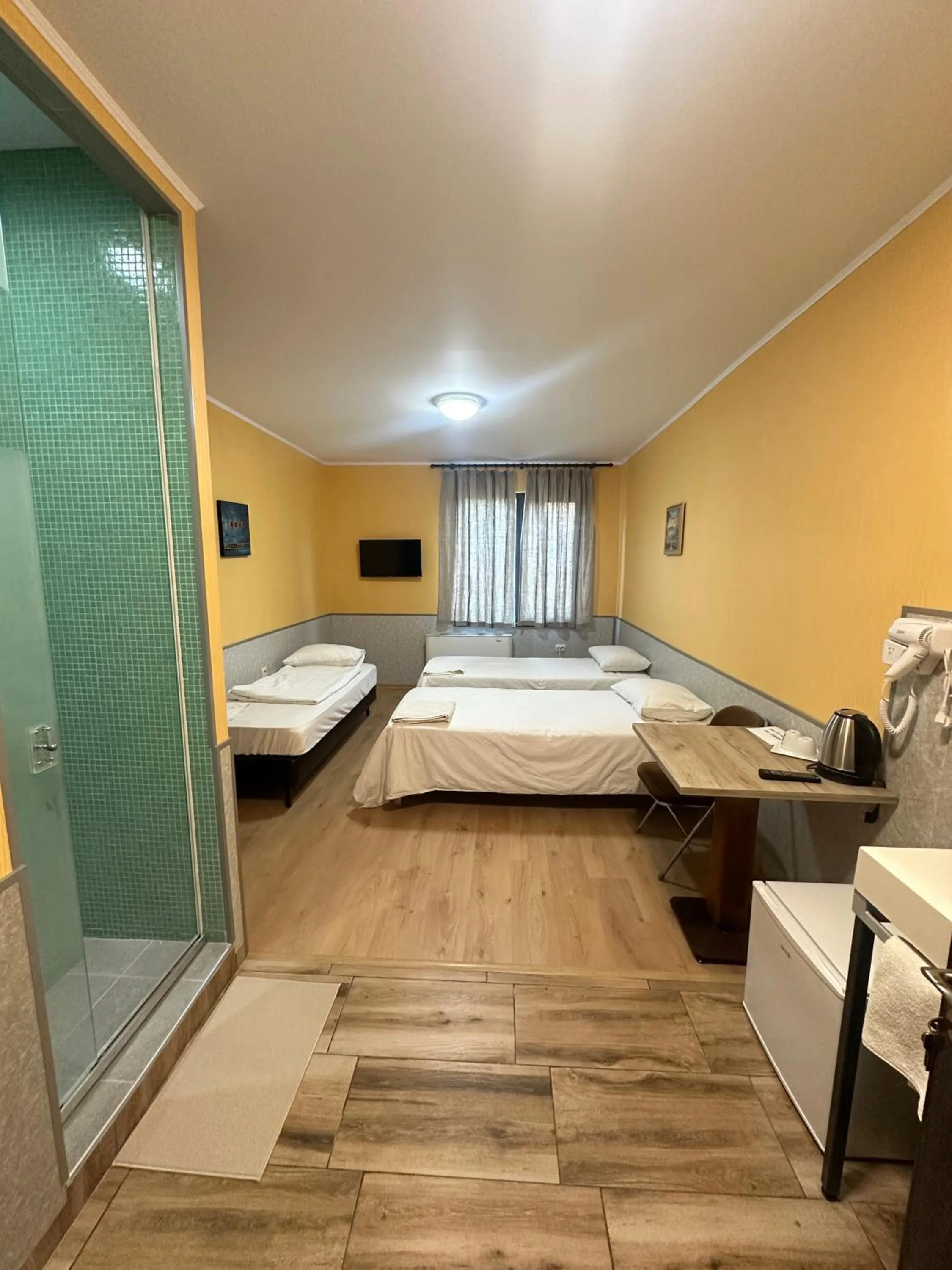 Photo of the whole room, Bed in Formula 1 Motel