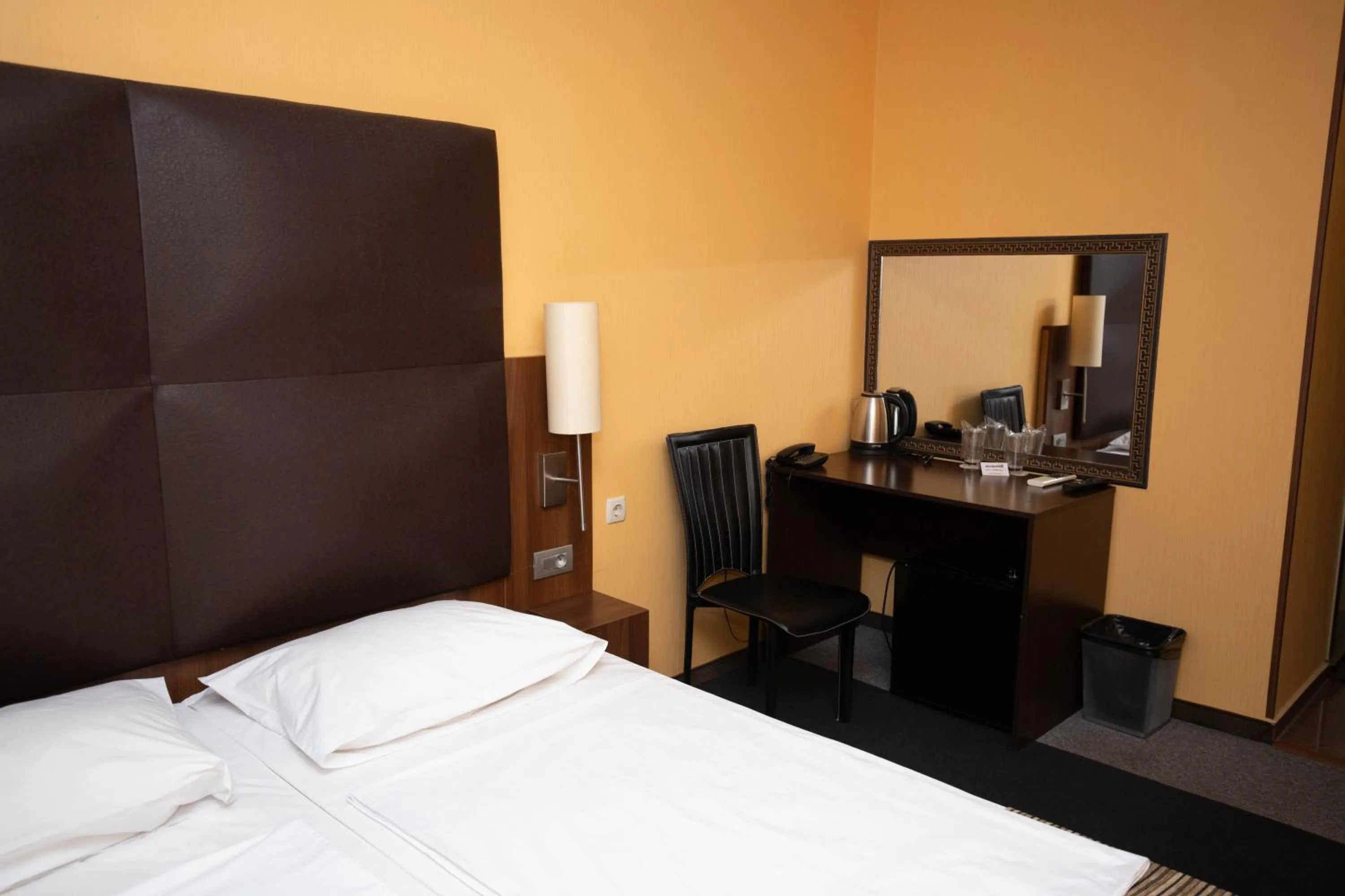 Photo of the whole room, Bed in Formula 1 Motel