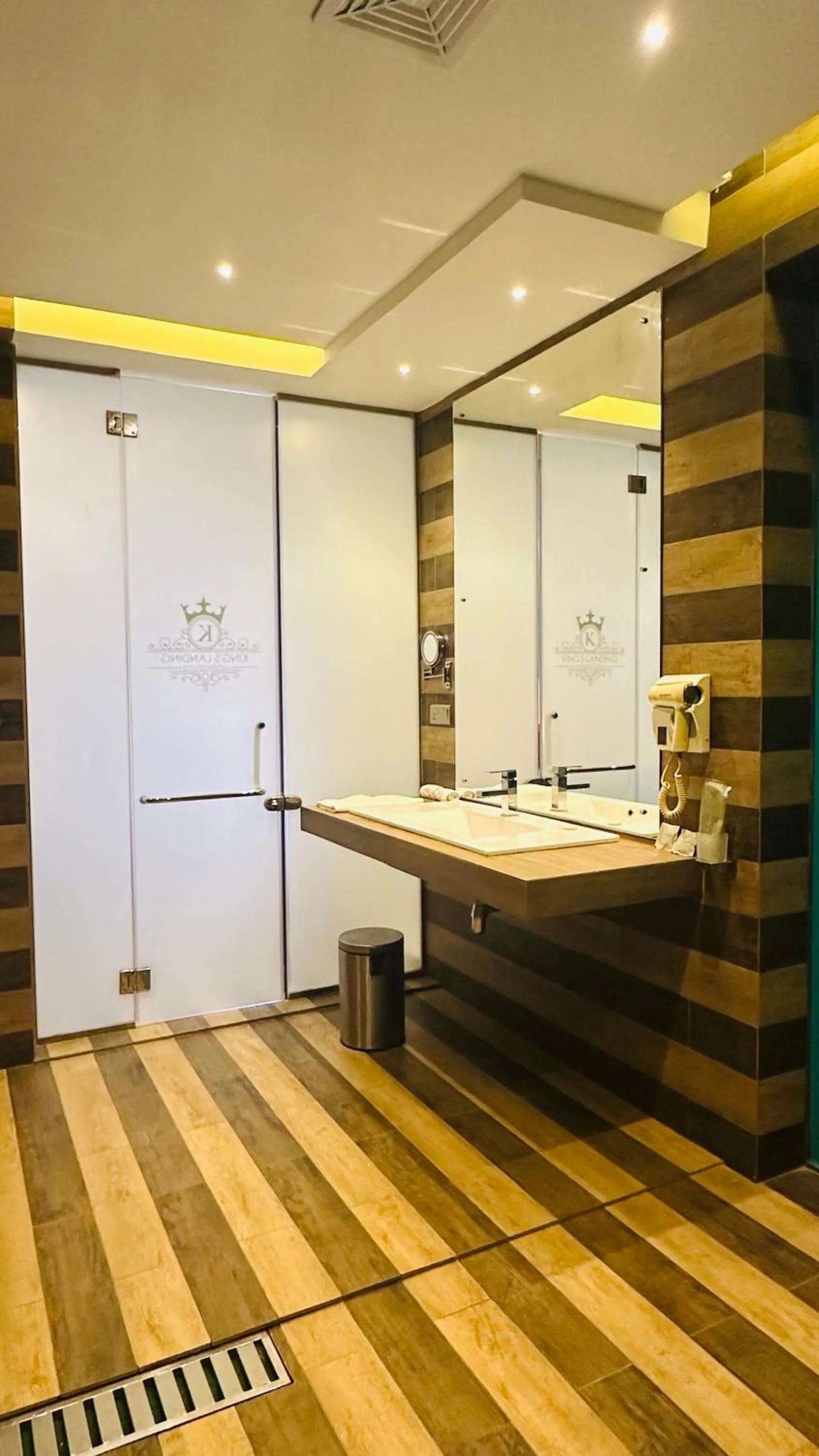 Shower in Kings Landing Unawatuna