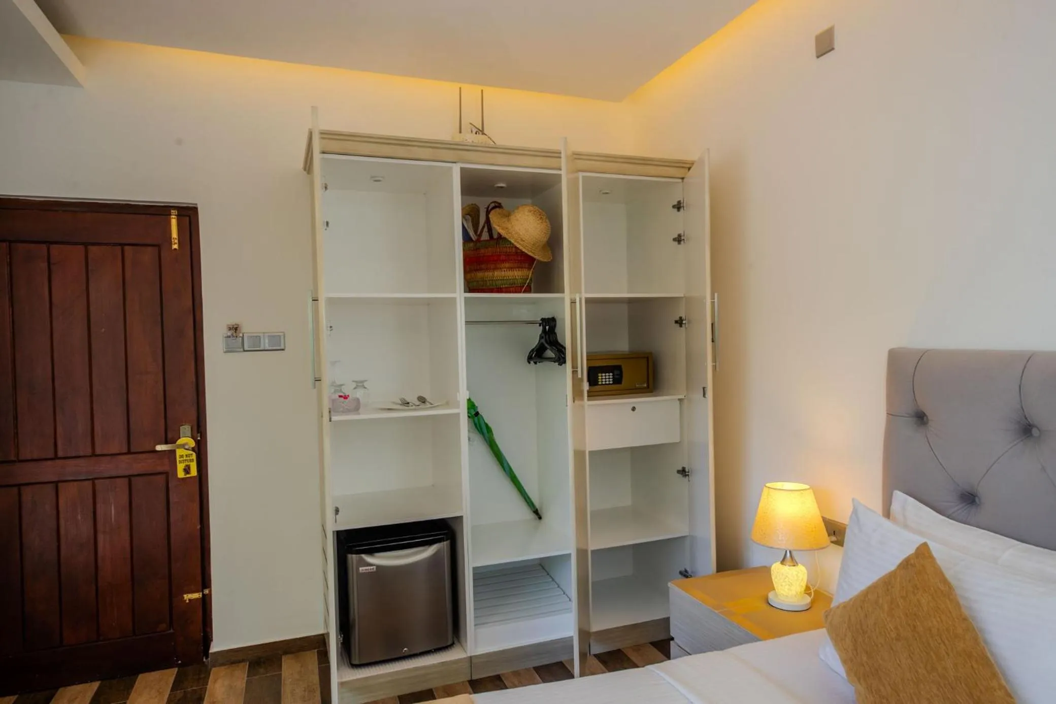 wardrobe in Kings Landing Unawatuna