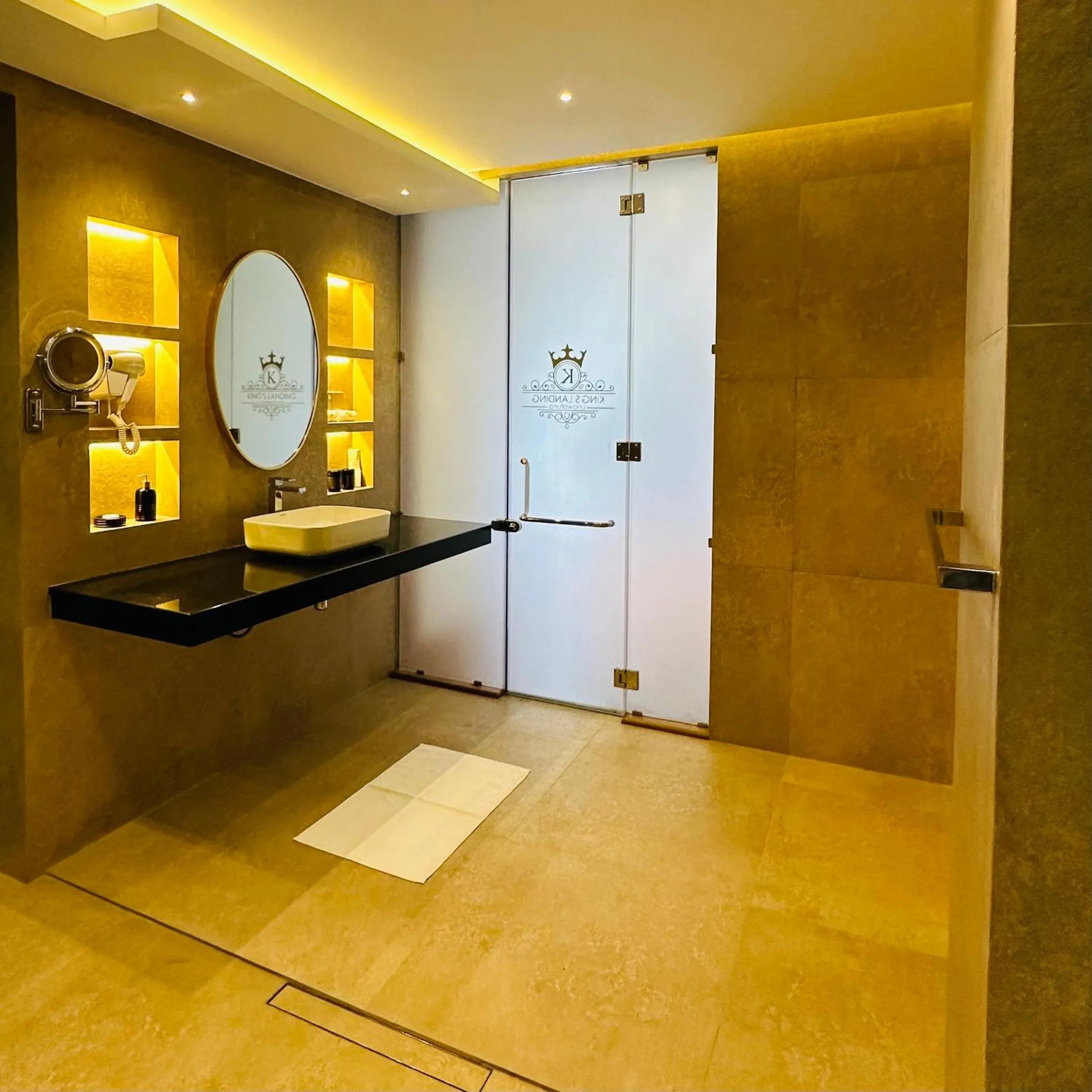 Shower in Kings Landing Unawatuna