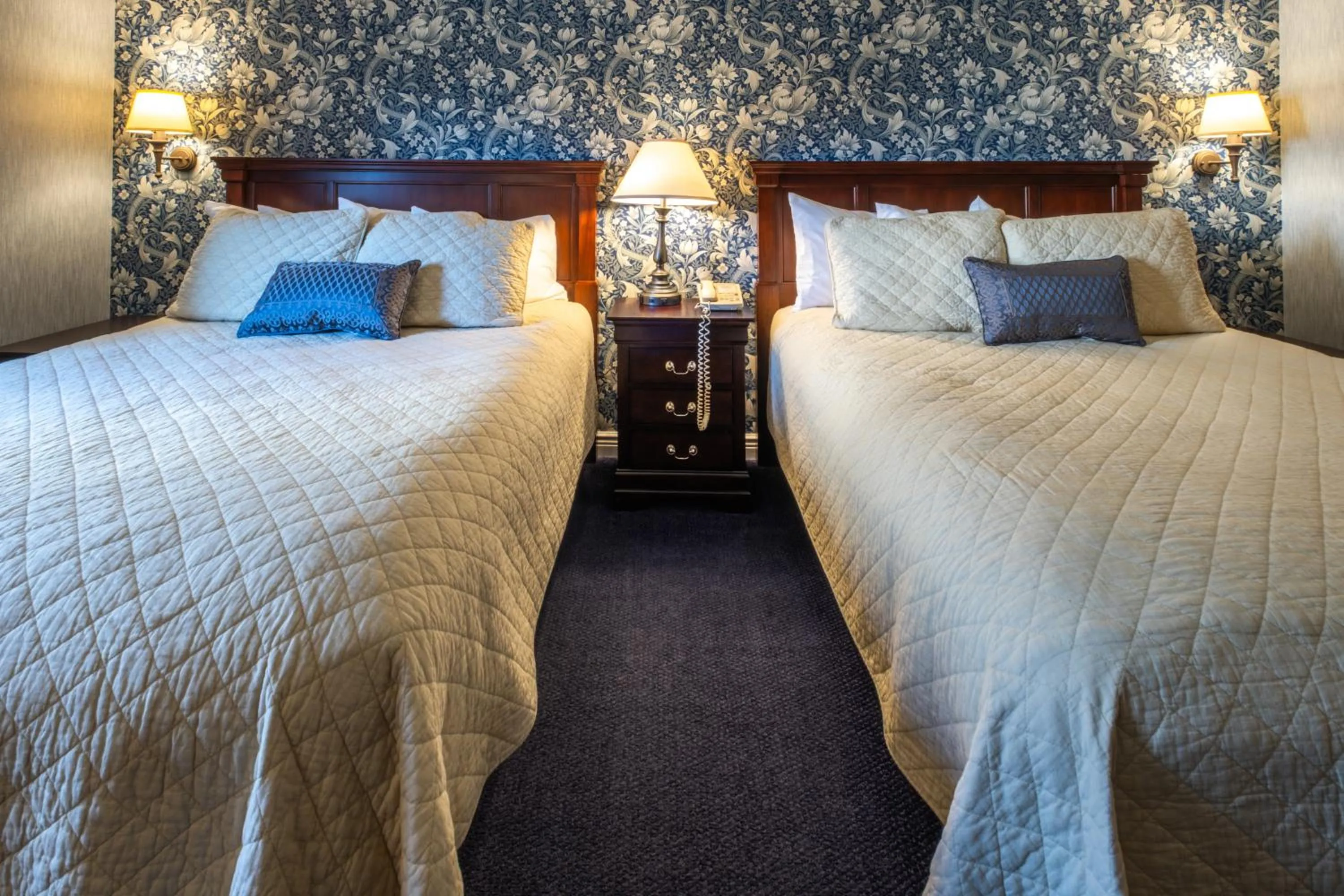 Bedroom, Bed in Red Coach Inn