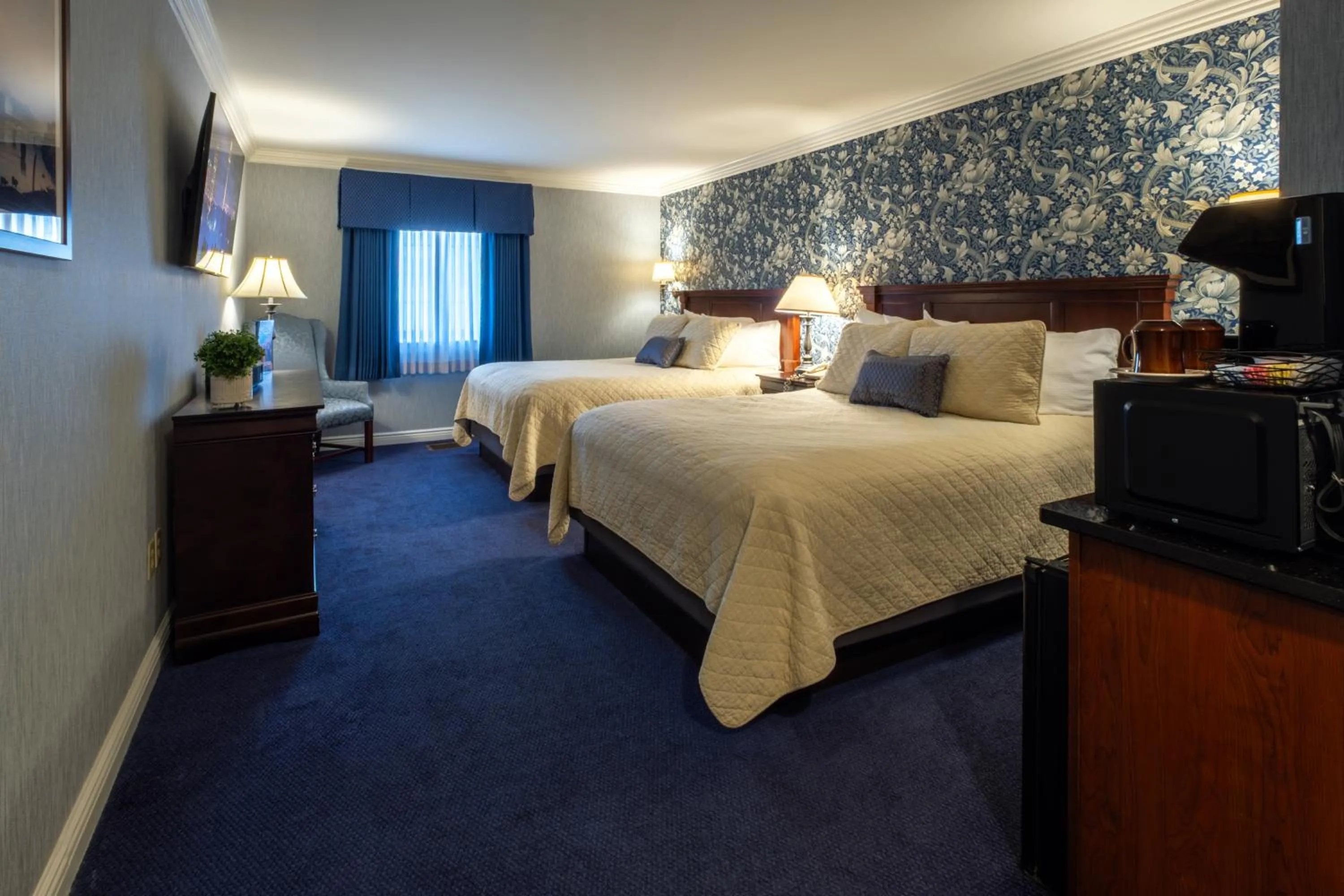 Bedroom, Bed in Red Coach Inn