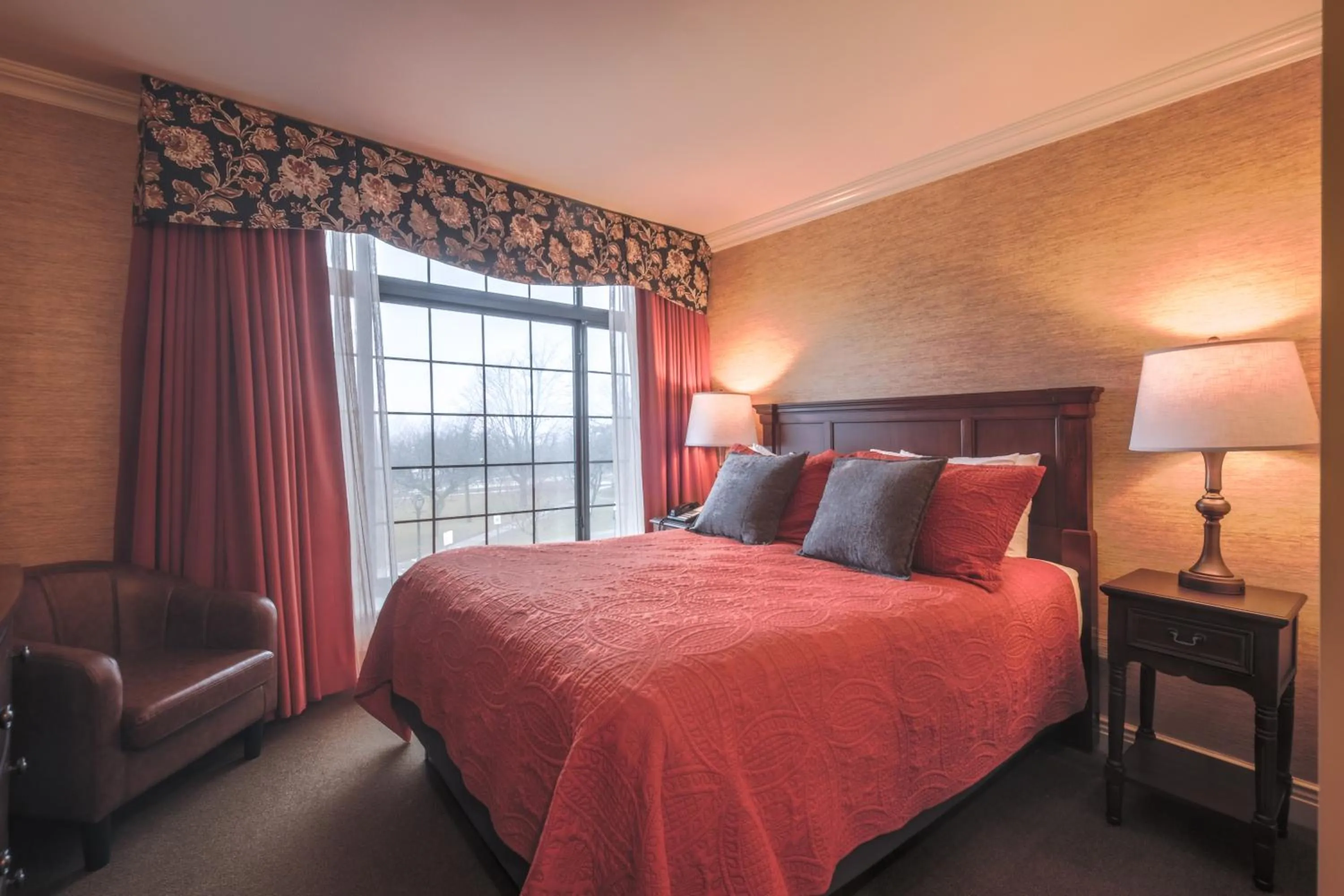 Bedroom, Bed in Red Coach Inn