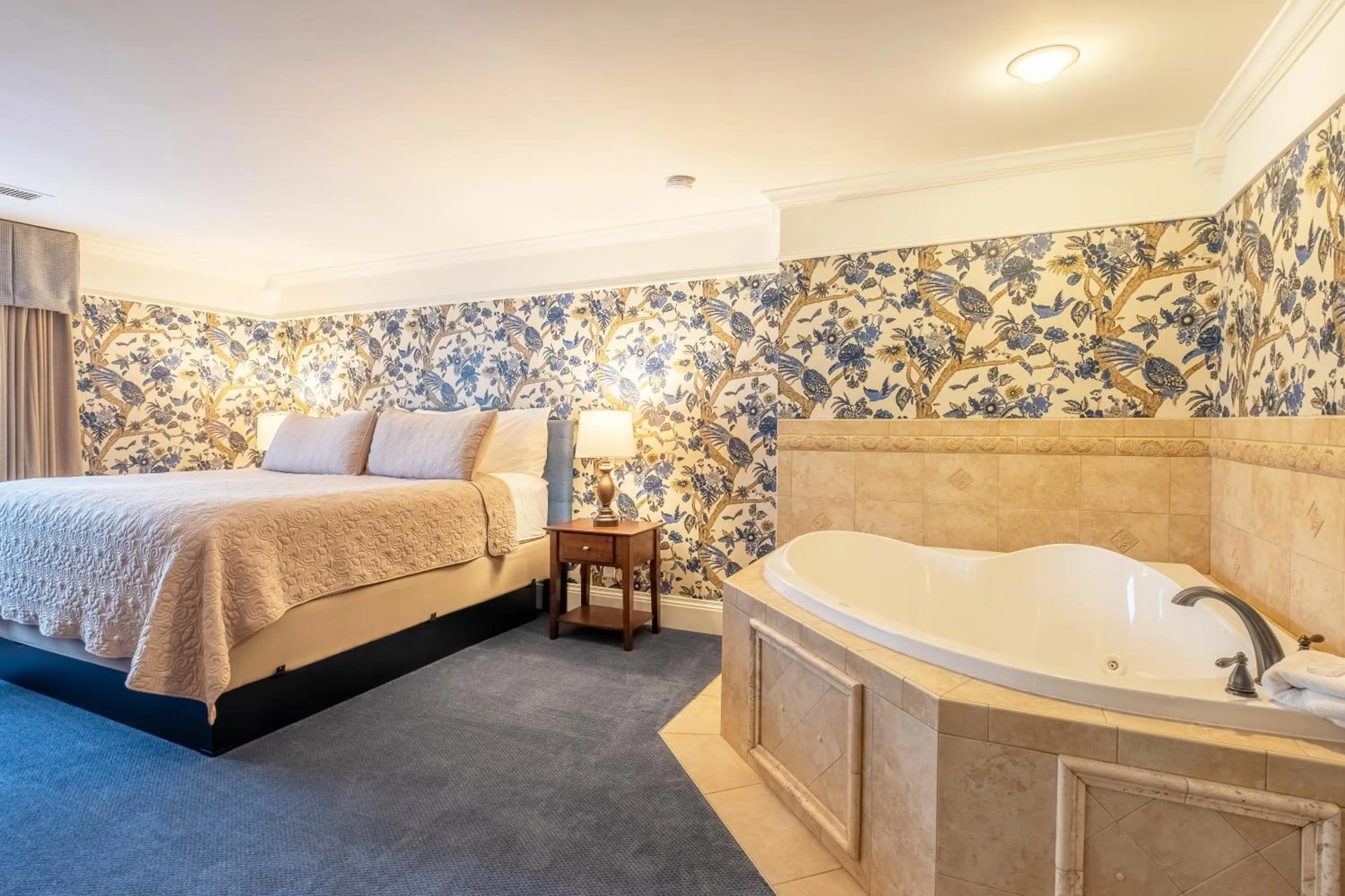 Bedroom, Bed in Red Coach Inn