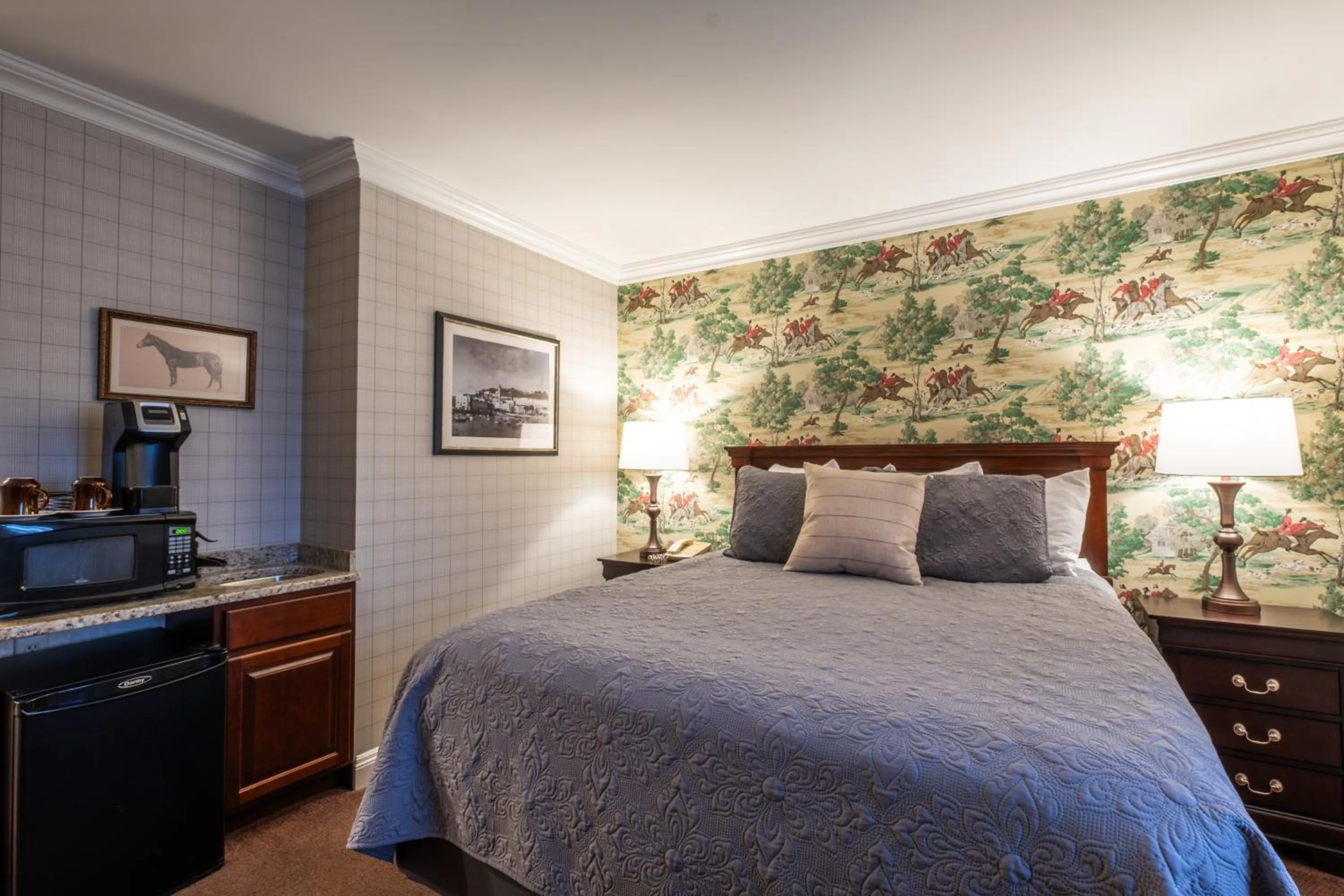 Bedroom, Bed in Red Coach Inn