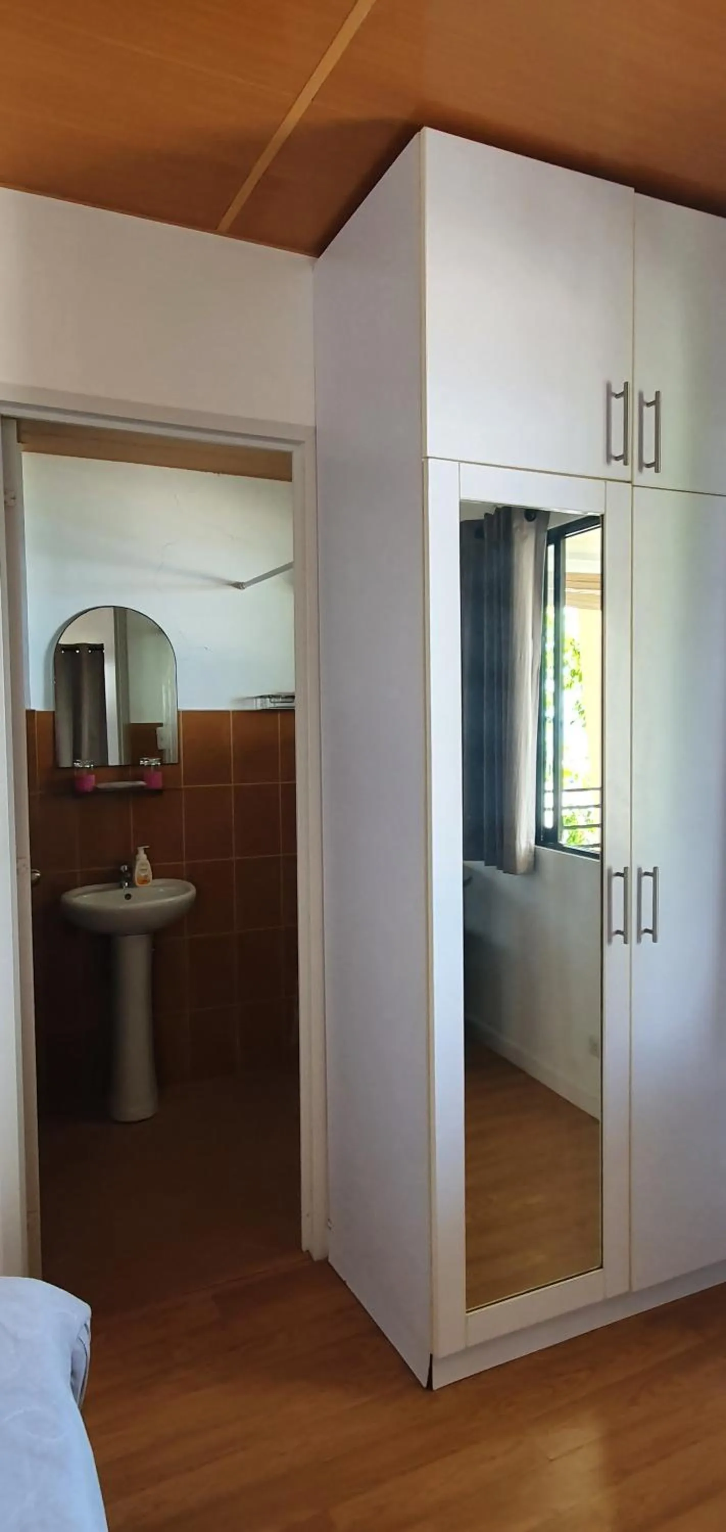 wardrobe, Bed in Lola's Guest House