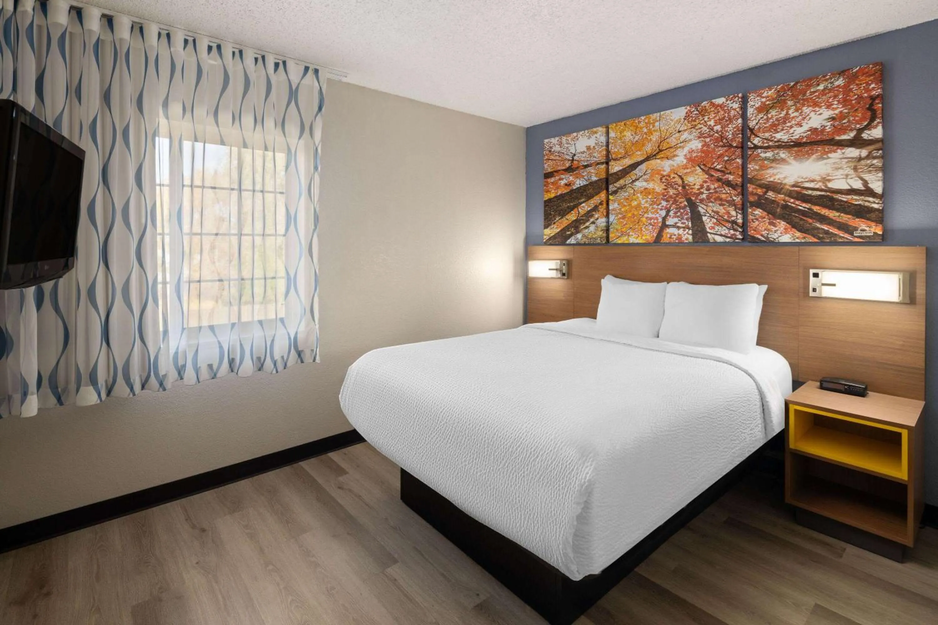 Photo of the whole room, Bed in Days Inn & Suites by Wyndham Green Bay WI