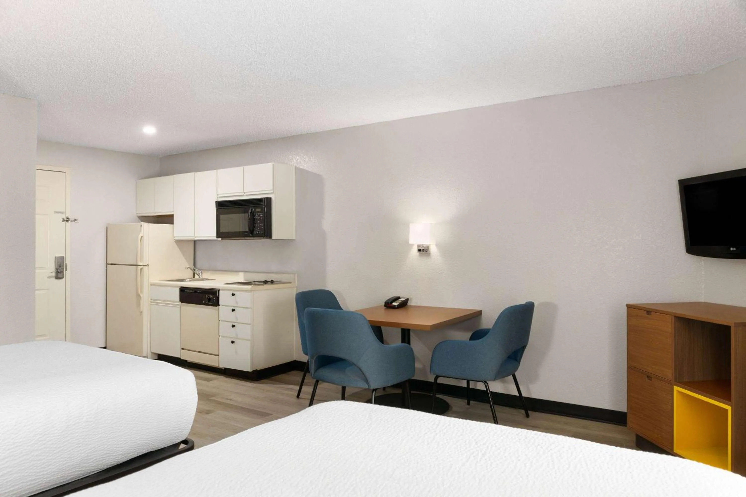 Photo of the whole room, Bed in Days Inn & Suites by Wyndham Green Bay WI