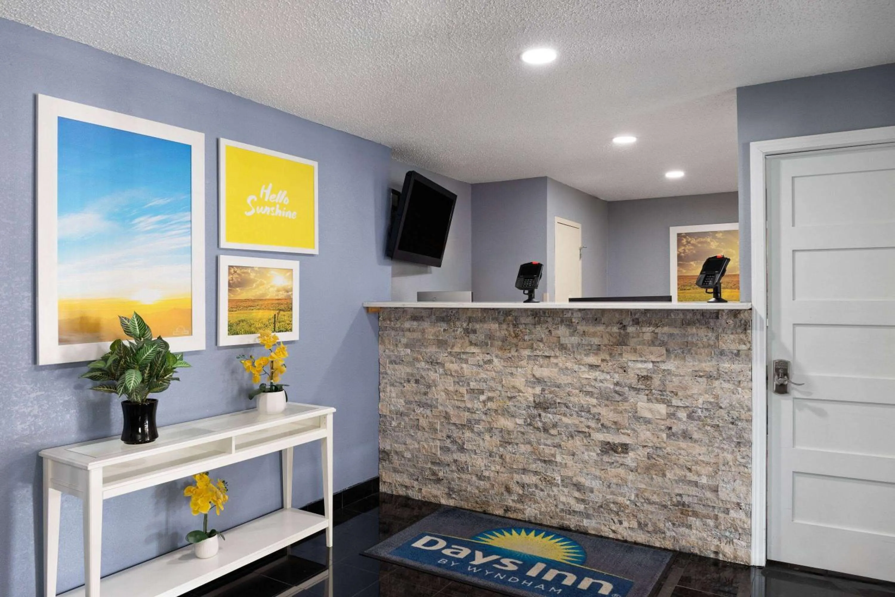 Lobby or reception in Days Inn & Suites by Wyndham Green Bay WI