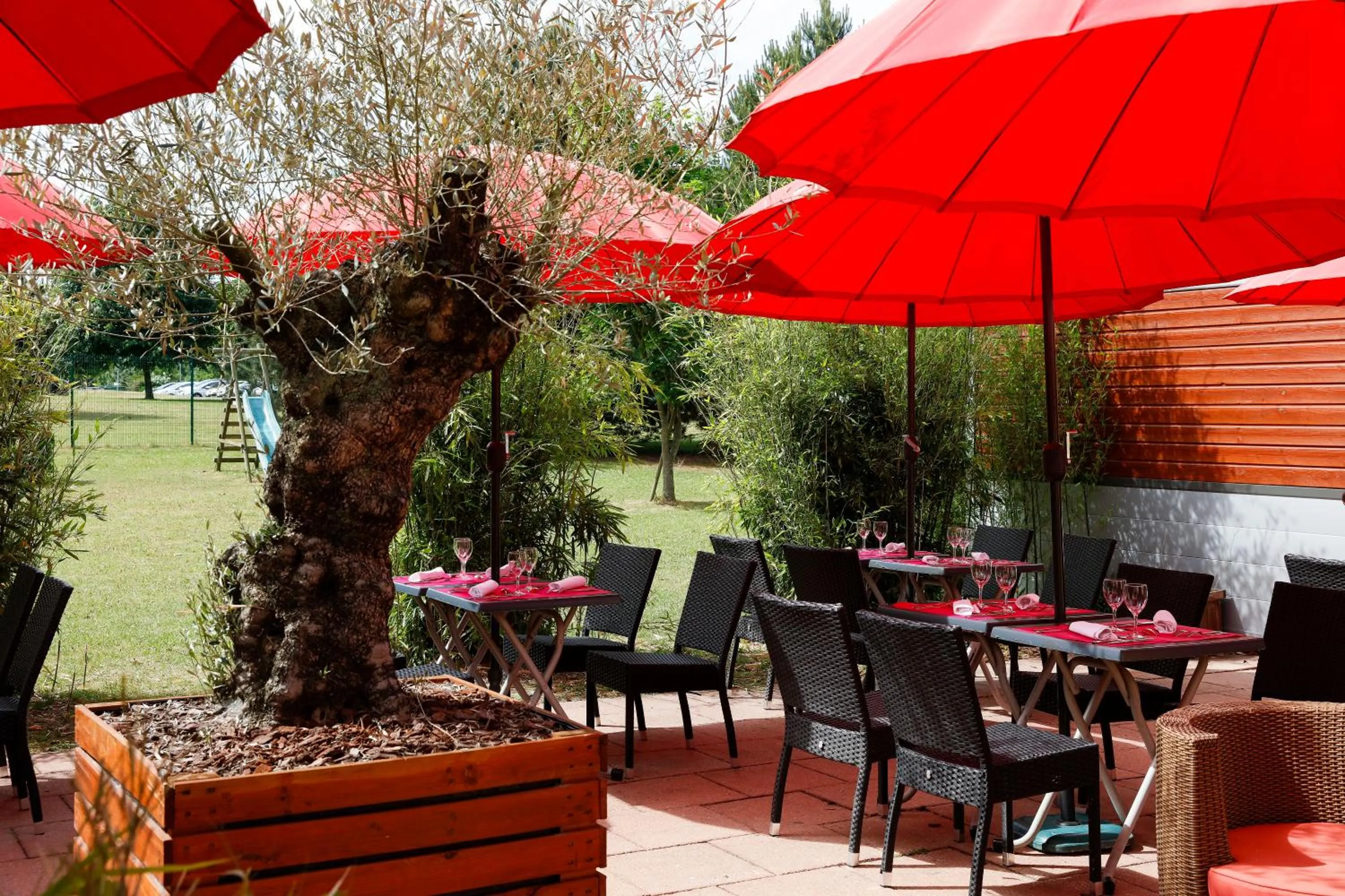 Patio in Hôtel Restaurant Le Colibri