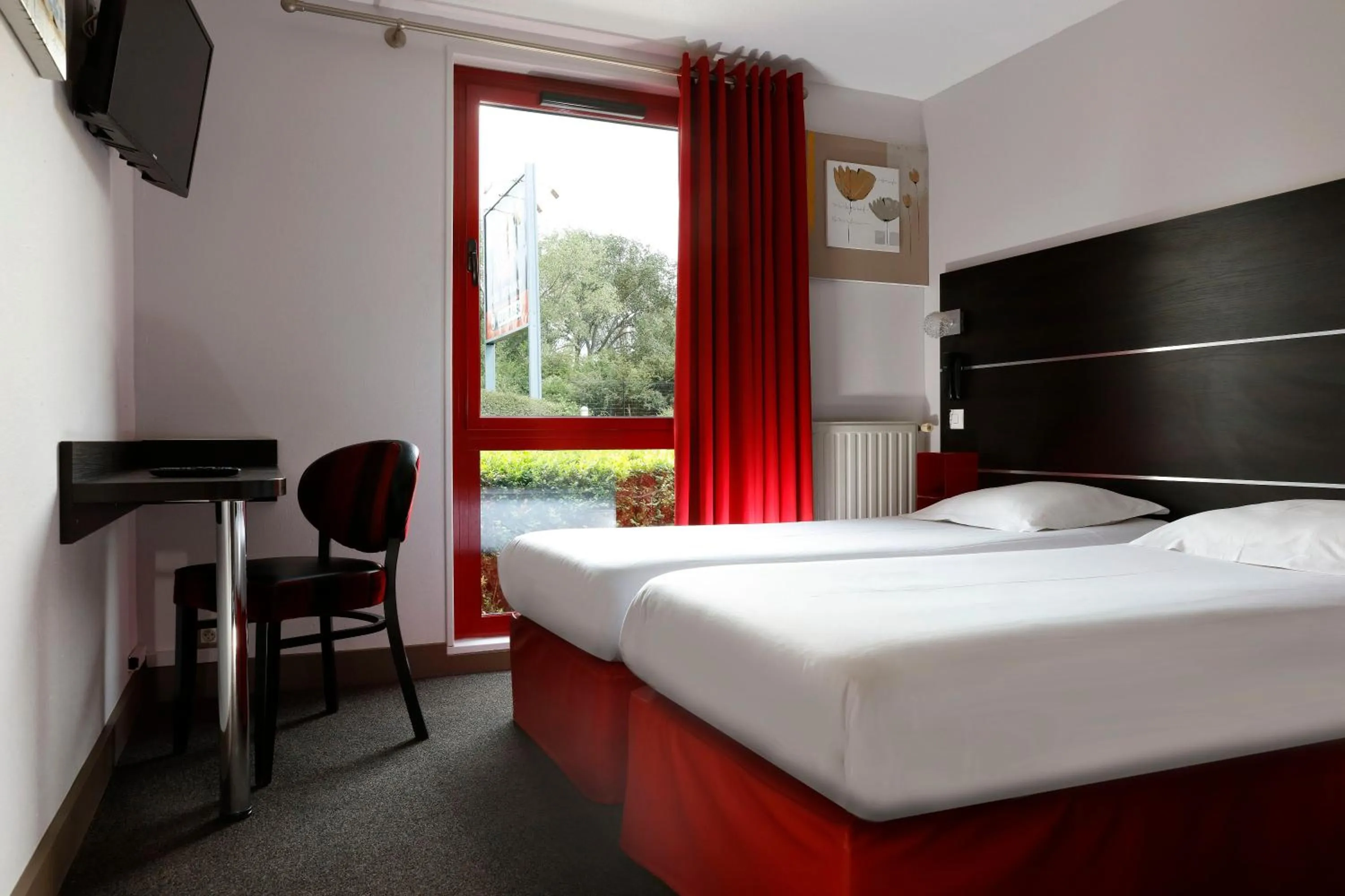 Bedroom, Bed in Hôtel Restaurant Le Colibri