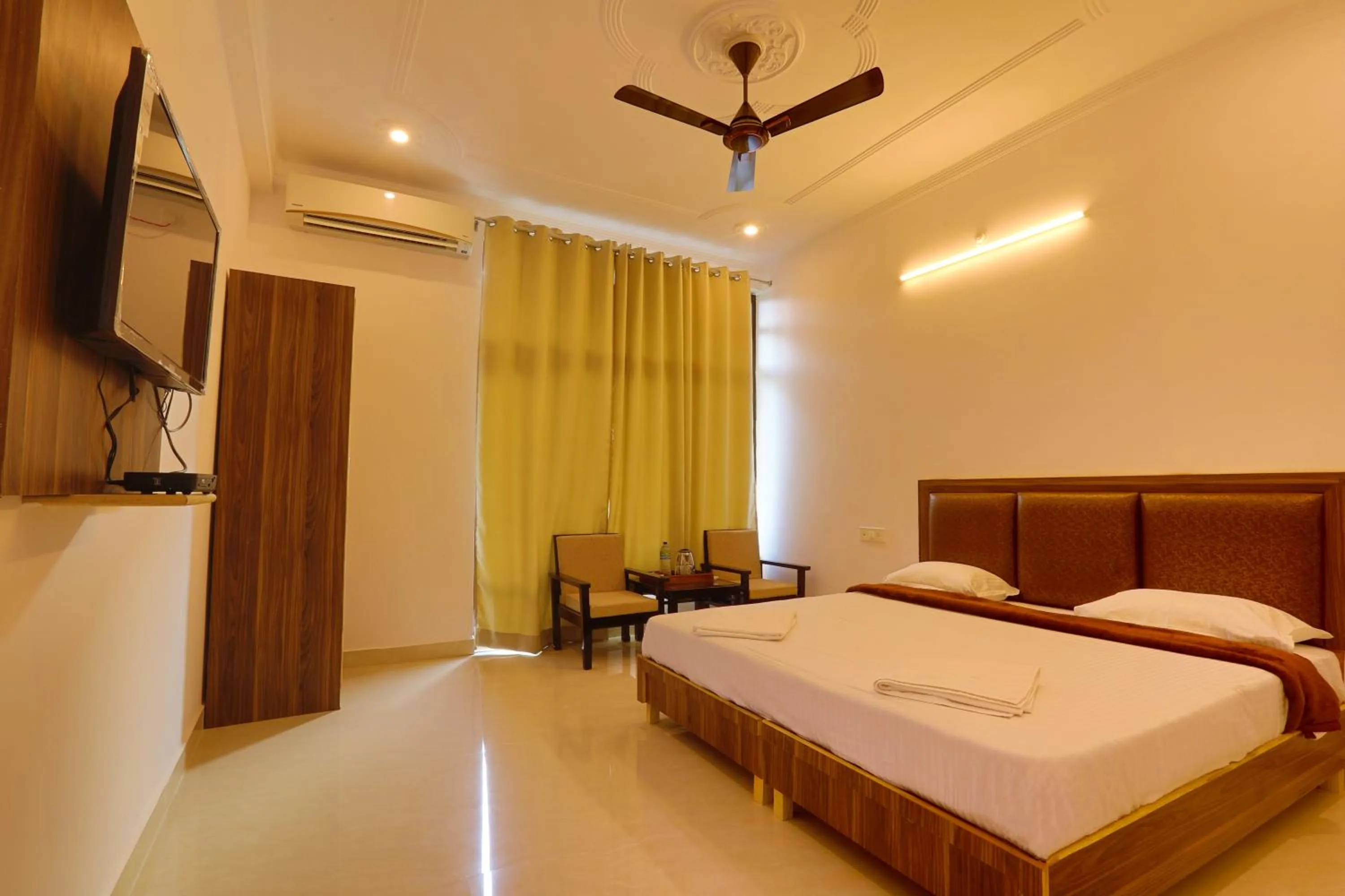 Bed in Hotel Tapovan Cottage