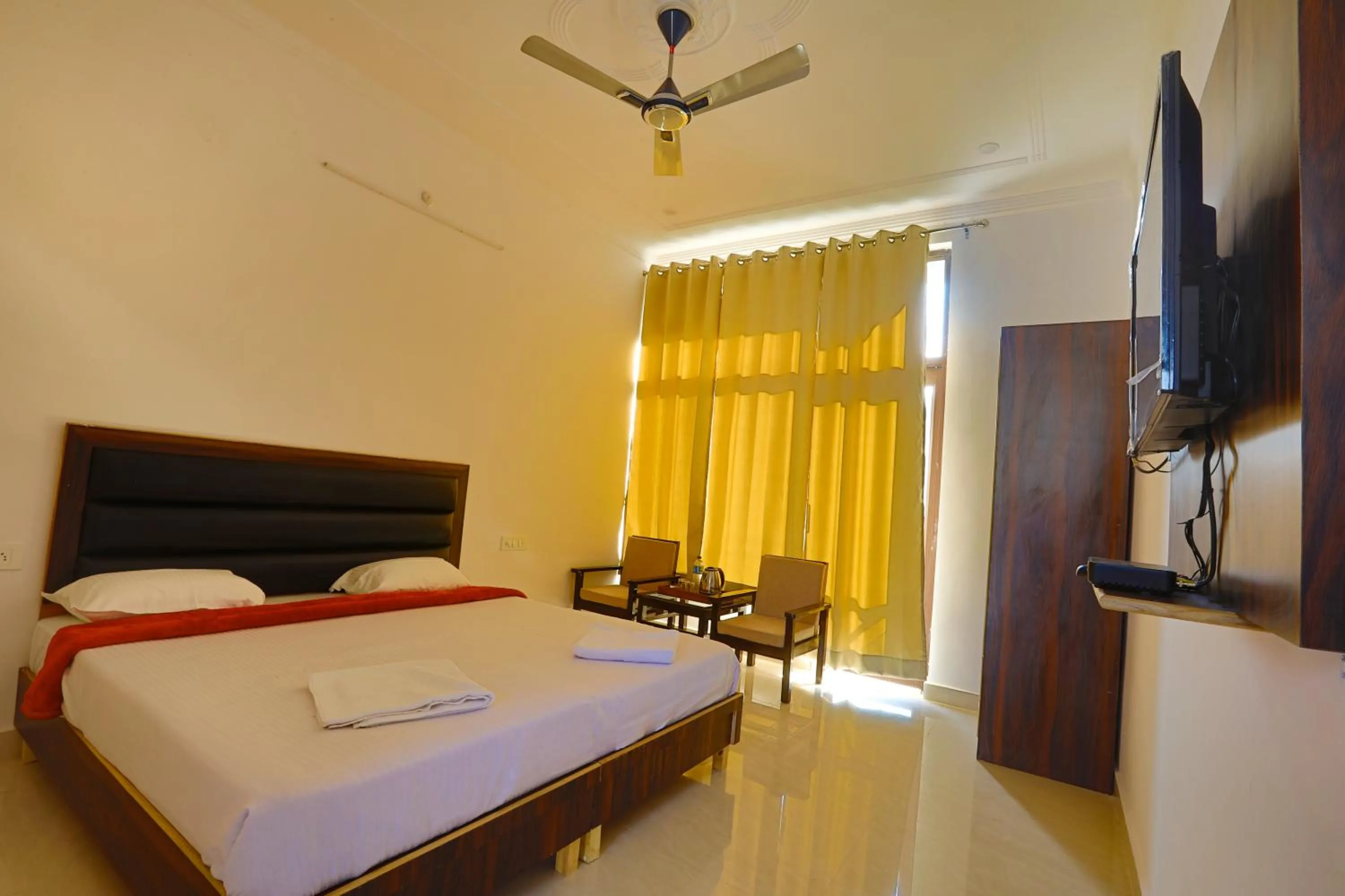 Bed in Hotel Tapovan Cottage