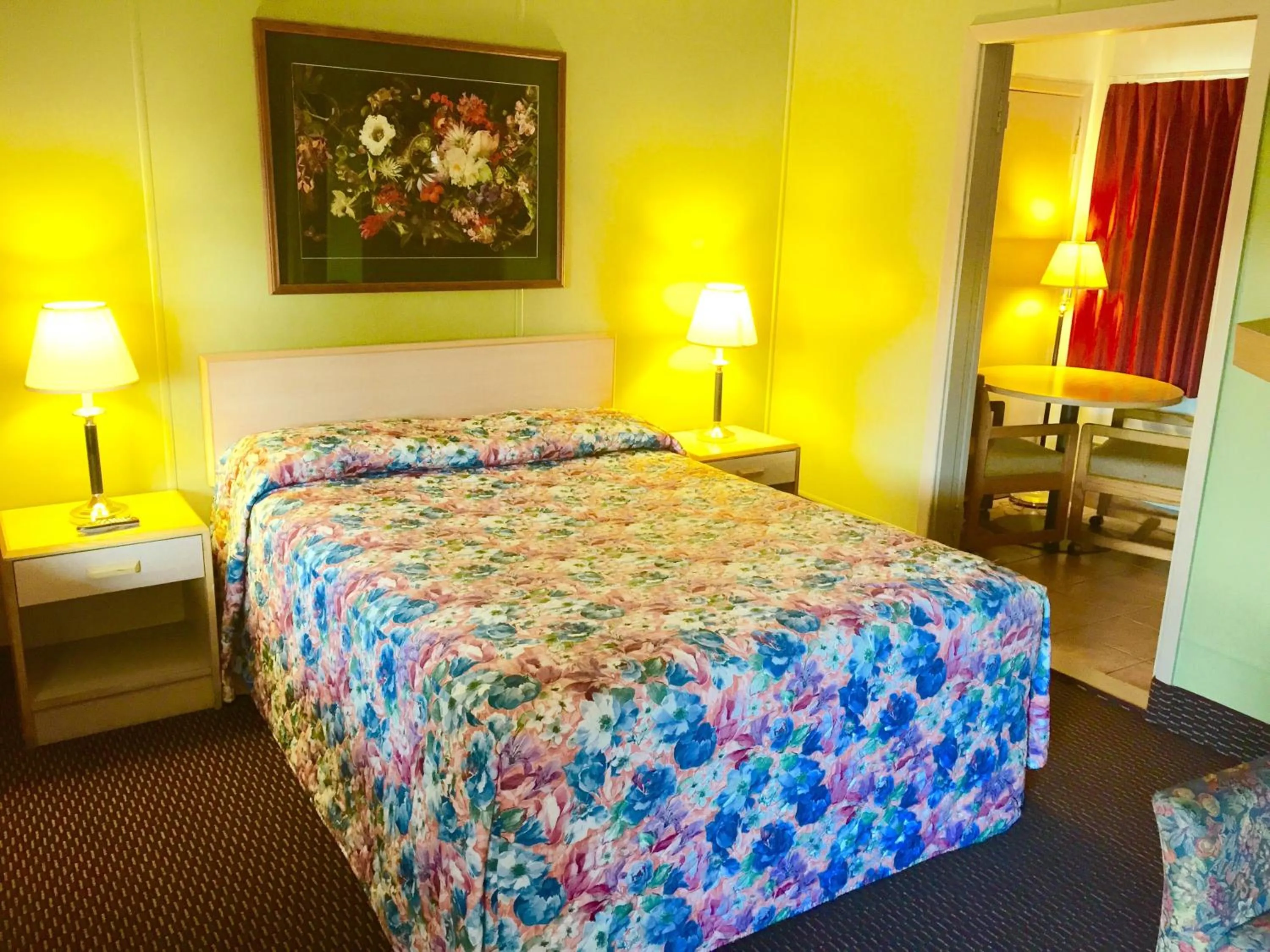 Bed in Travelers Inn Motel