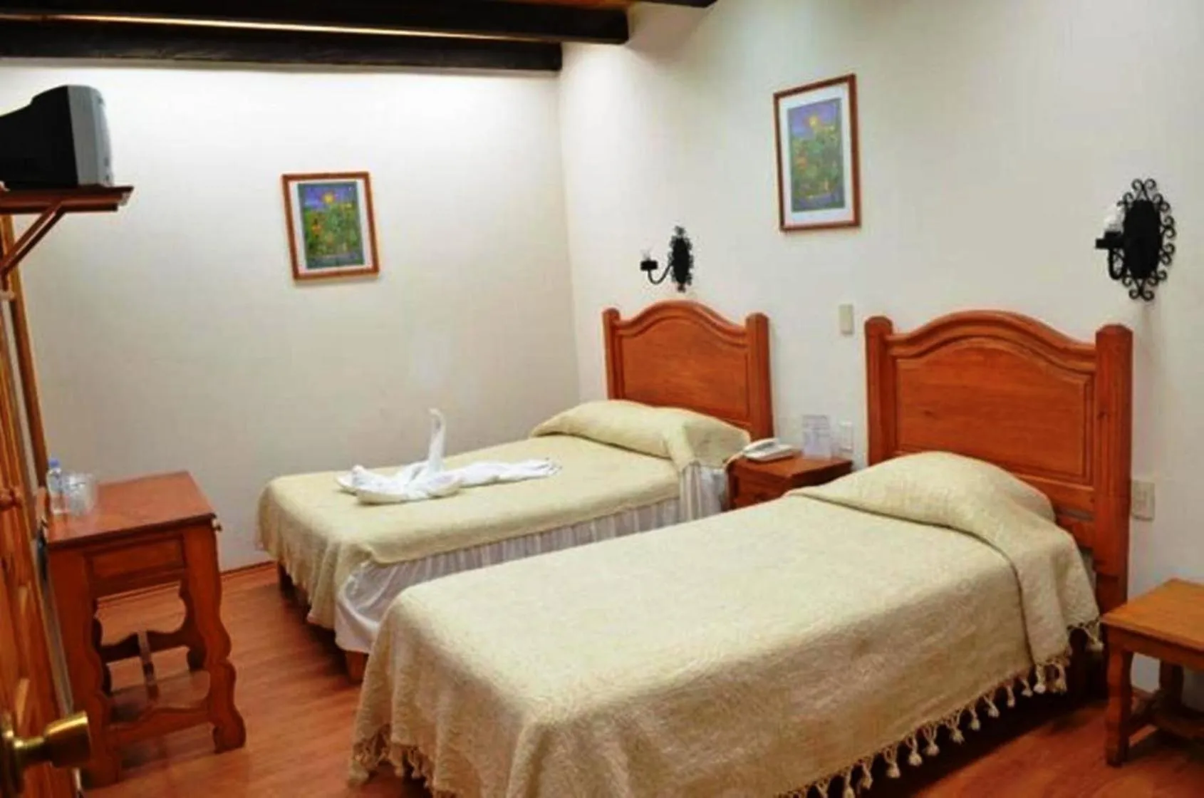 Photo of the whole room in Hotel Don Quijote