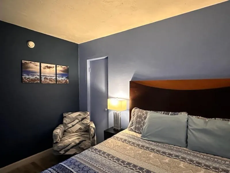 Seating area, Bed in Malibu Resort Motel