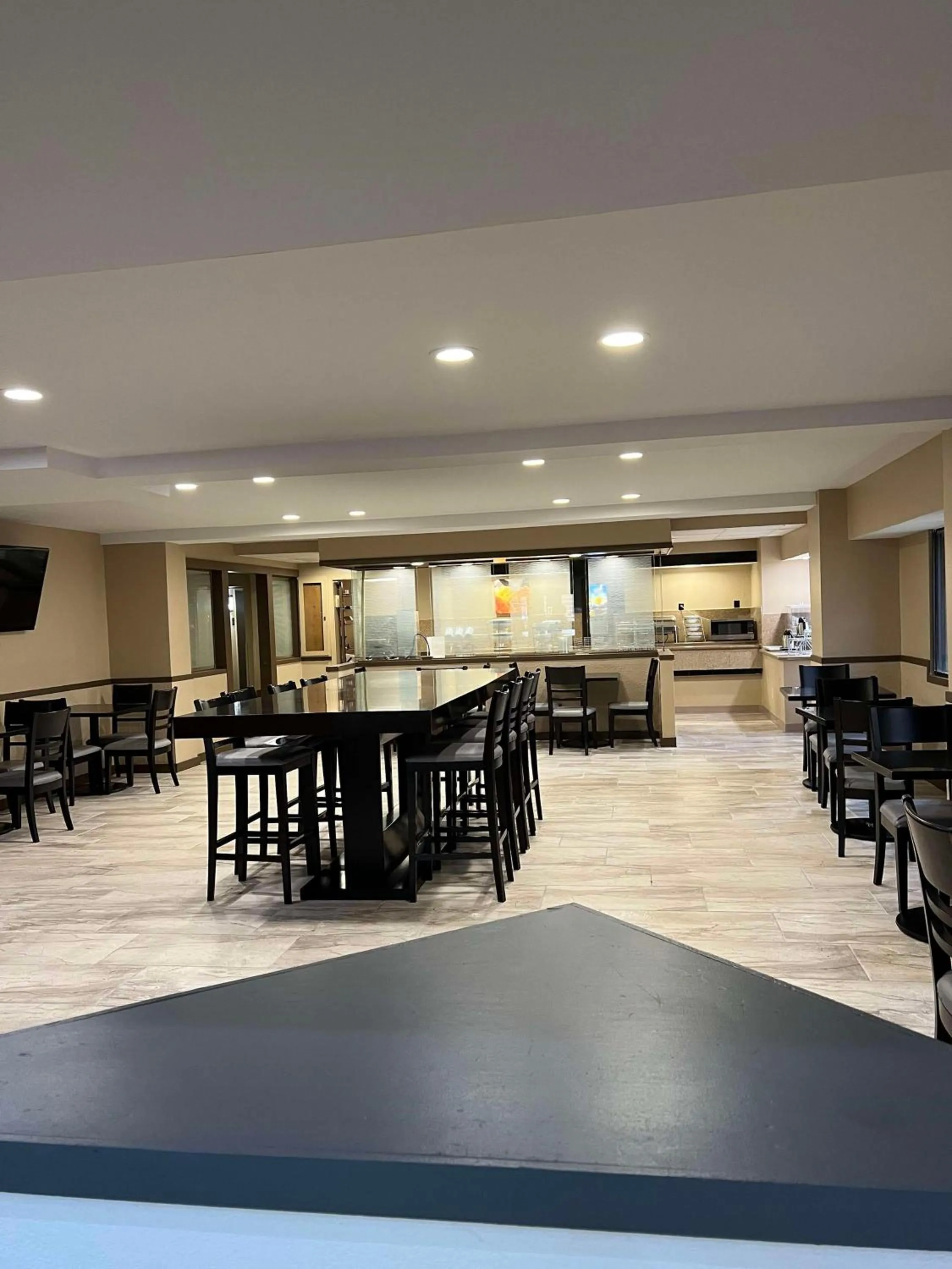 Breakfast in SureStay Plus by Best Western Mobile I-65