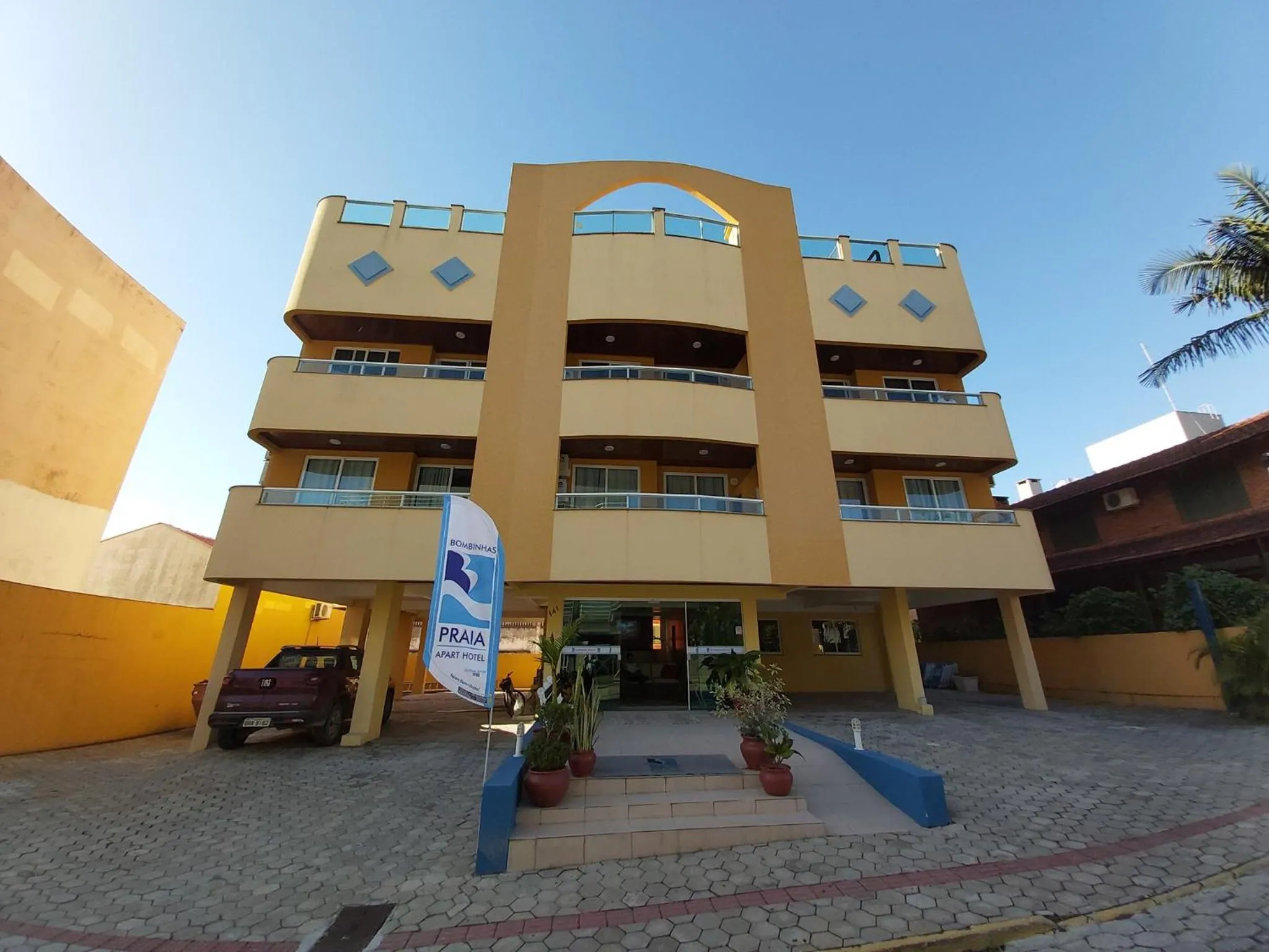 Property building in Bombinhas Praia Apart Hotel - unidade rua Bem Te Vi