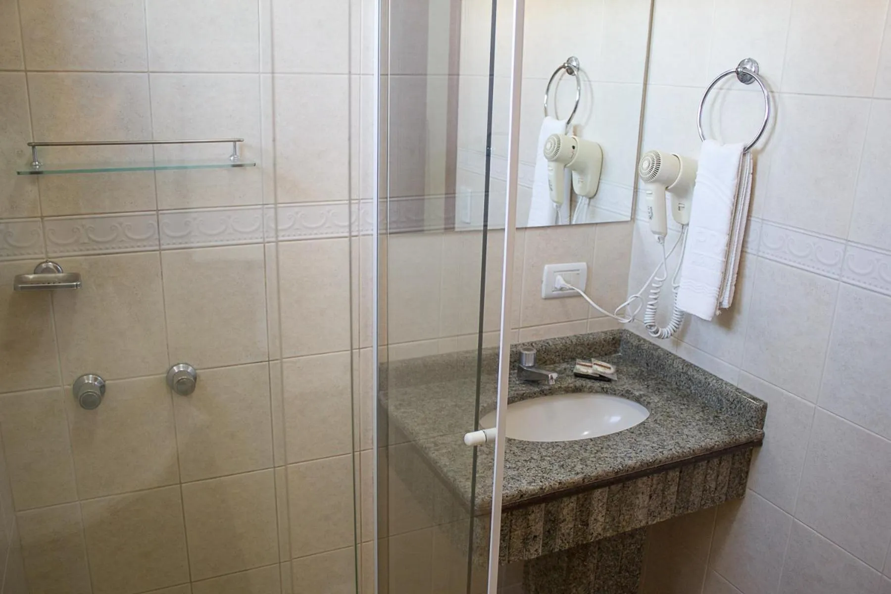 Bathroom in Bombinhas Praia Apart Hotel - unidade rua Bem Te Vi