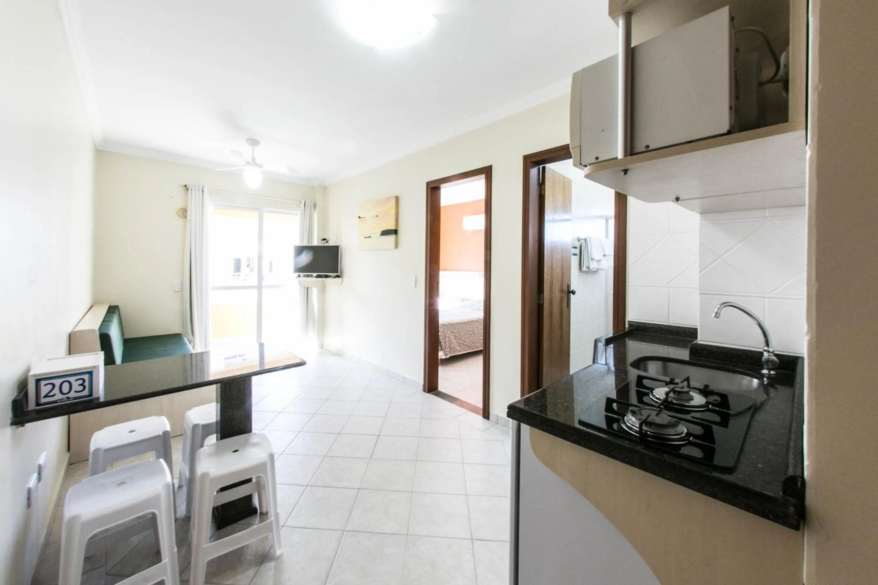 Kitchen or kitchenette in Bombinhas Praia Apart Hotel - unidade rua Bem Te Vi