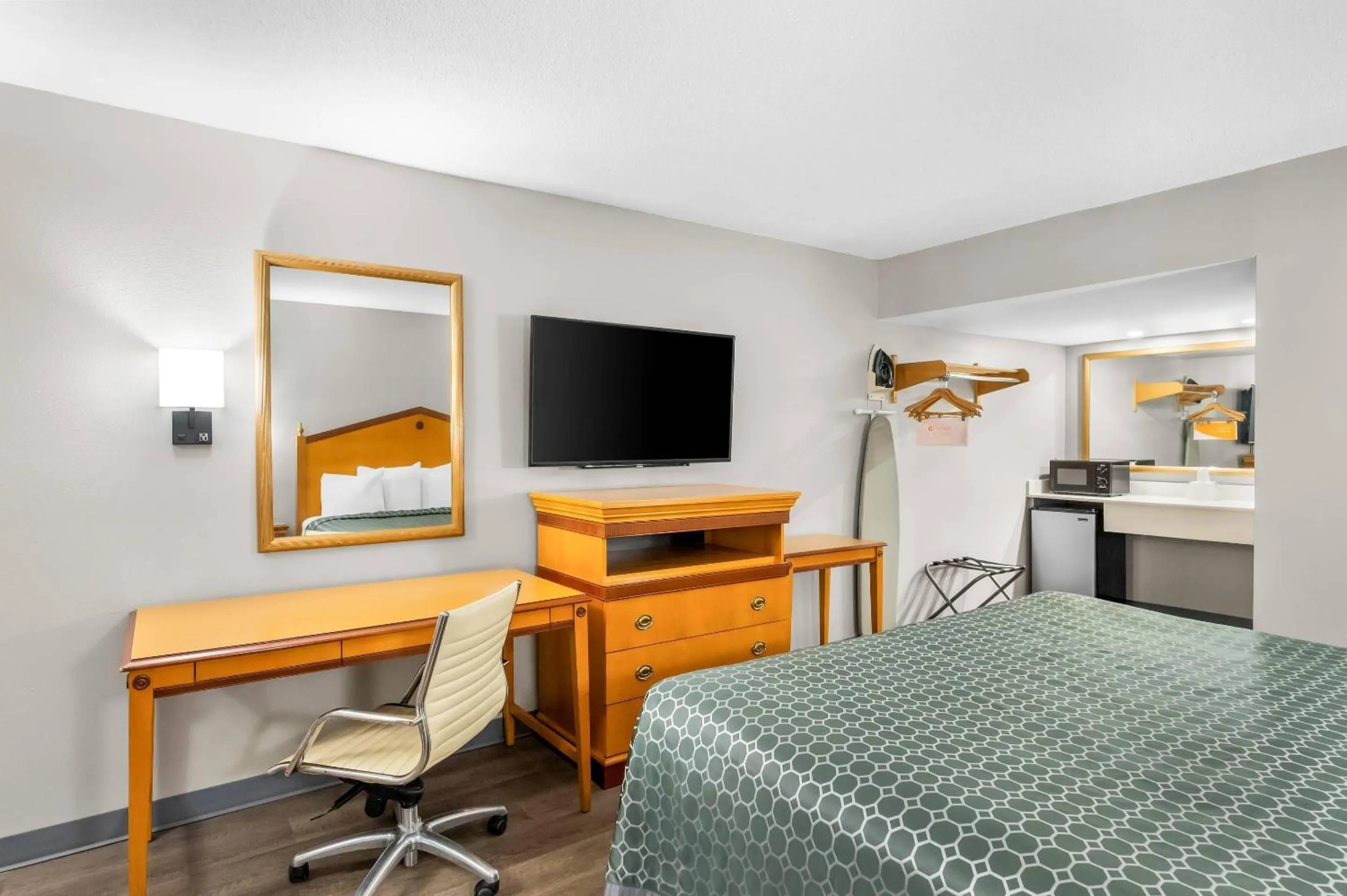 Bedroom in Rodeway Inn Hot Springs National Park Area