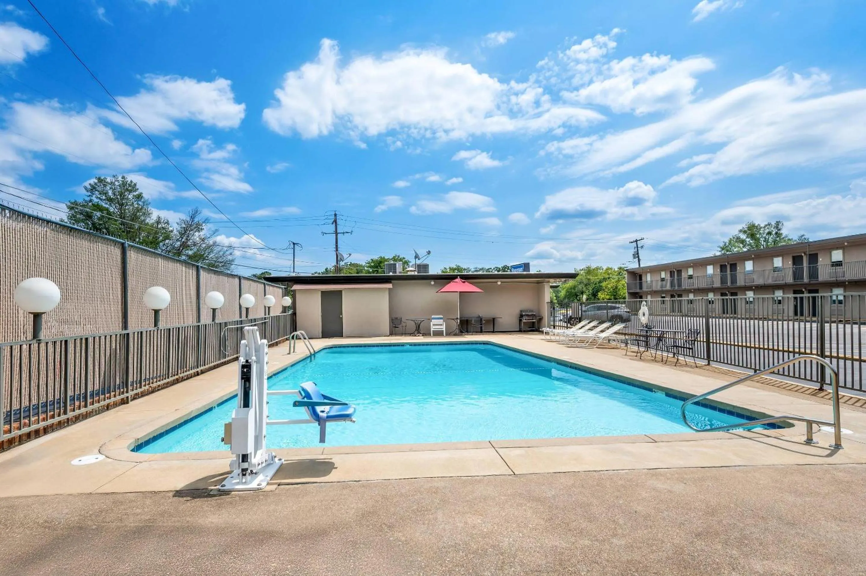 Swimming pool in Rodeway Inn Hot Springs National Park Area