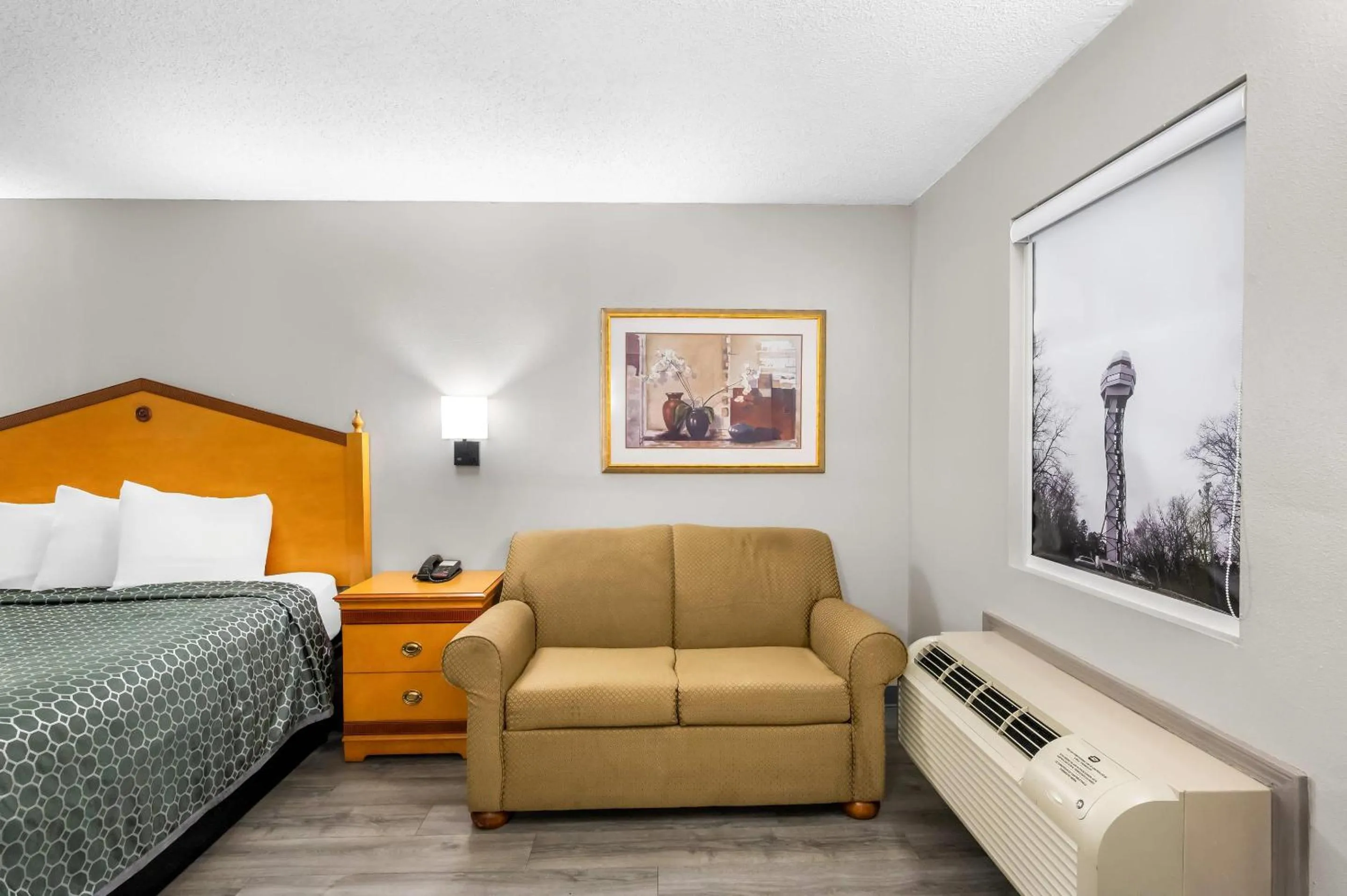 Bedroom, Bed in Rodeway Inn Hot Springs National Park Area