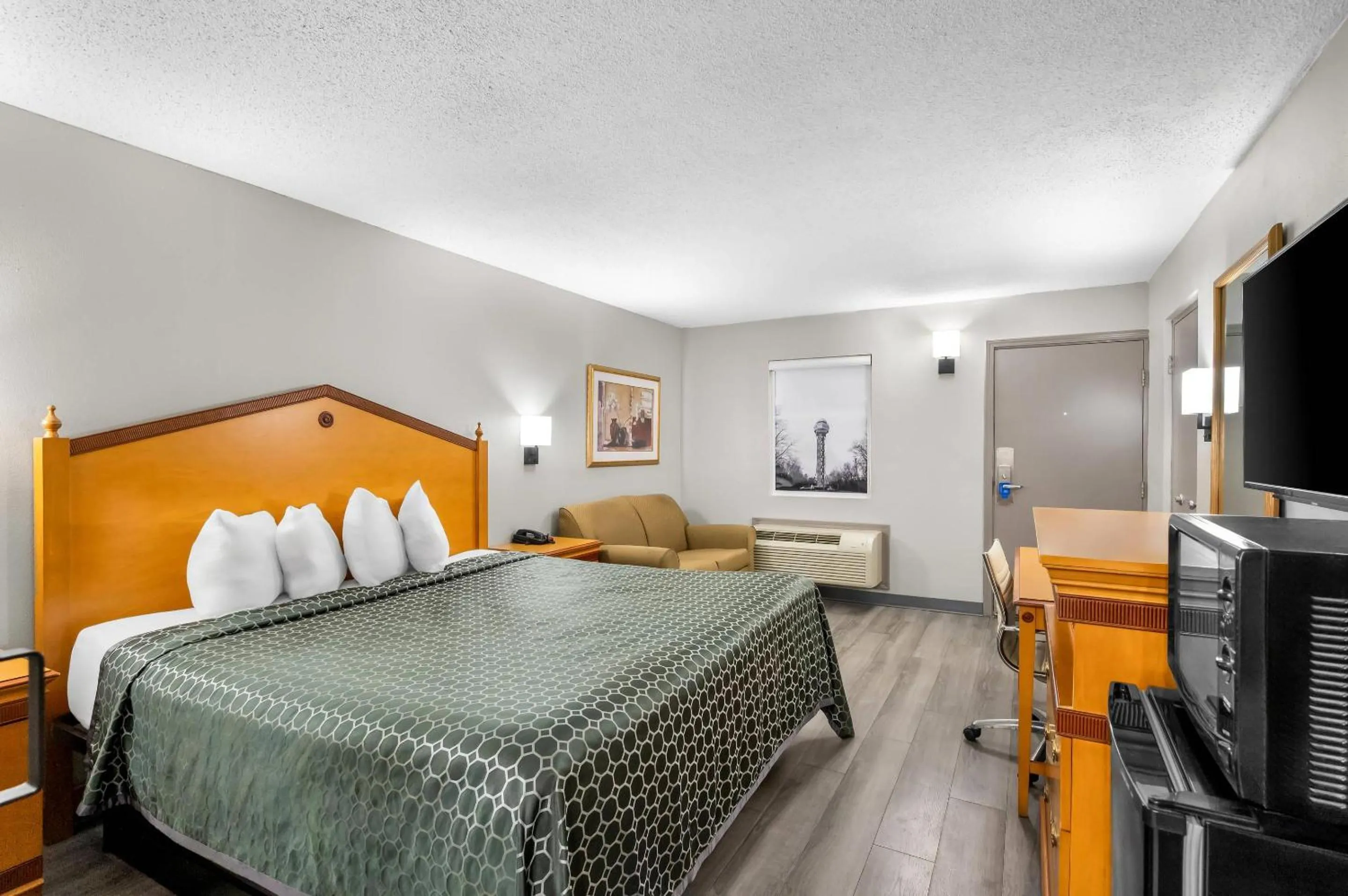 Bedroom, Bed in Rodeway Inn Hot Springs National Park Area