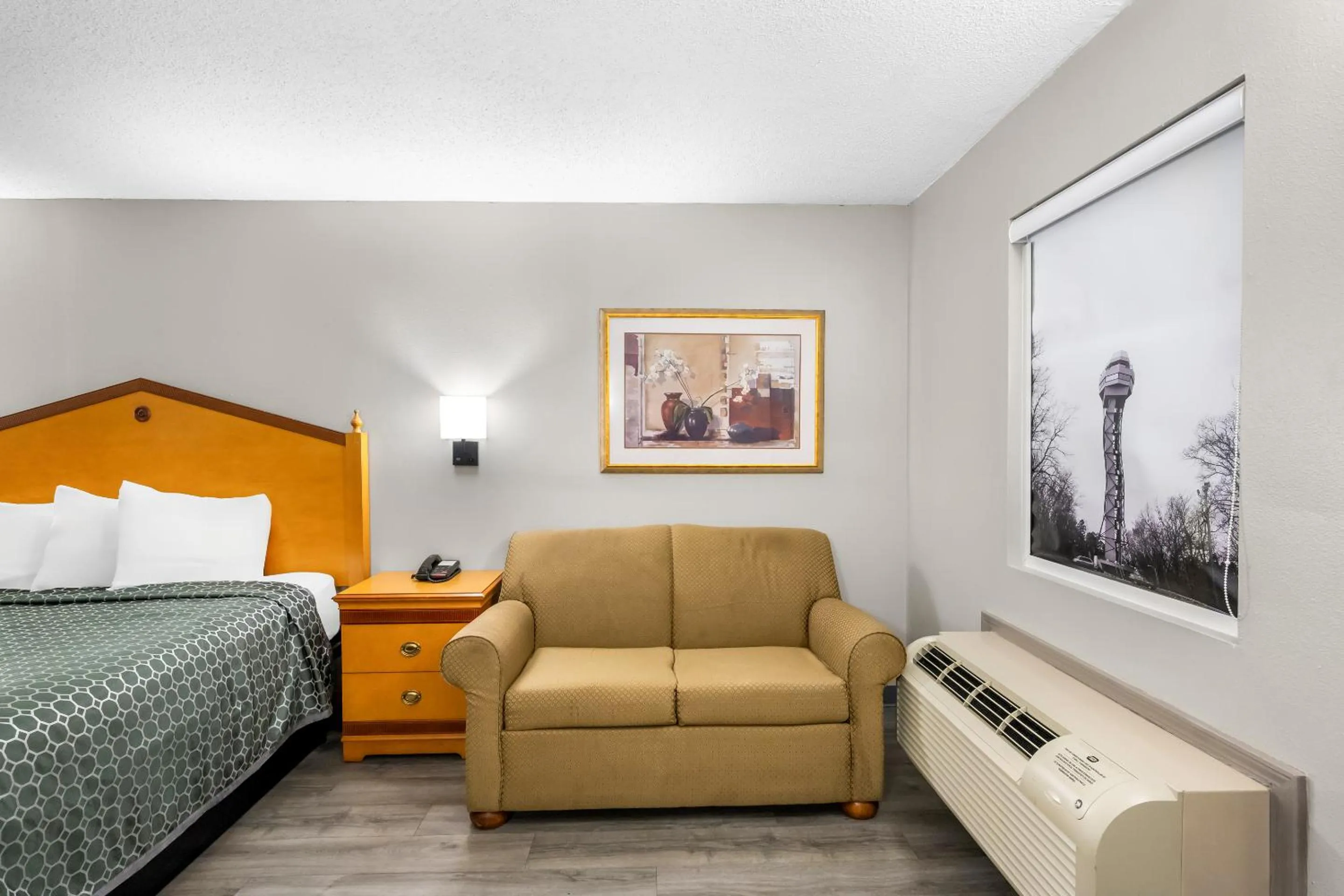 Seating area, Bed in Rodeway Inn Hot Springs National Park Area