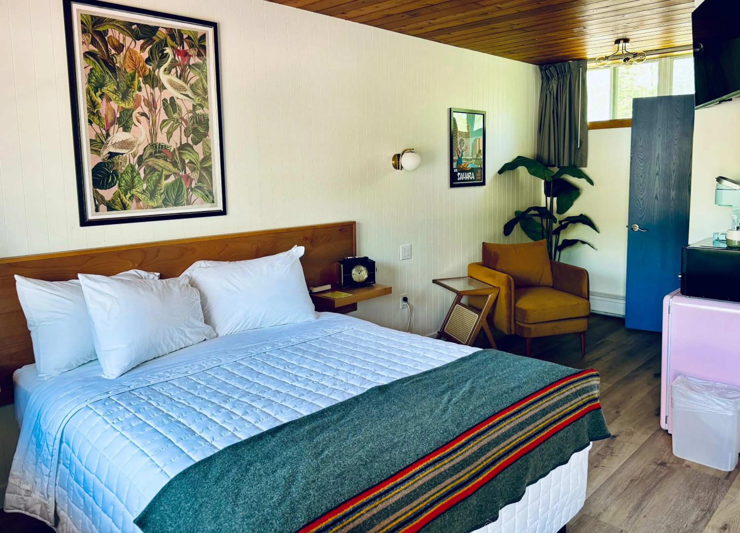 Bed in The Sierra Motel