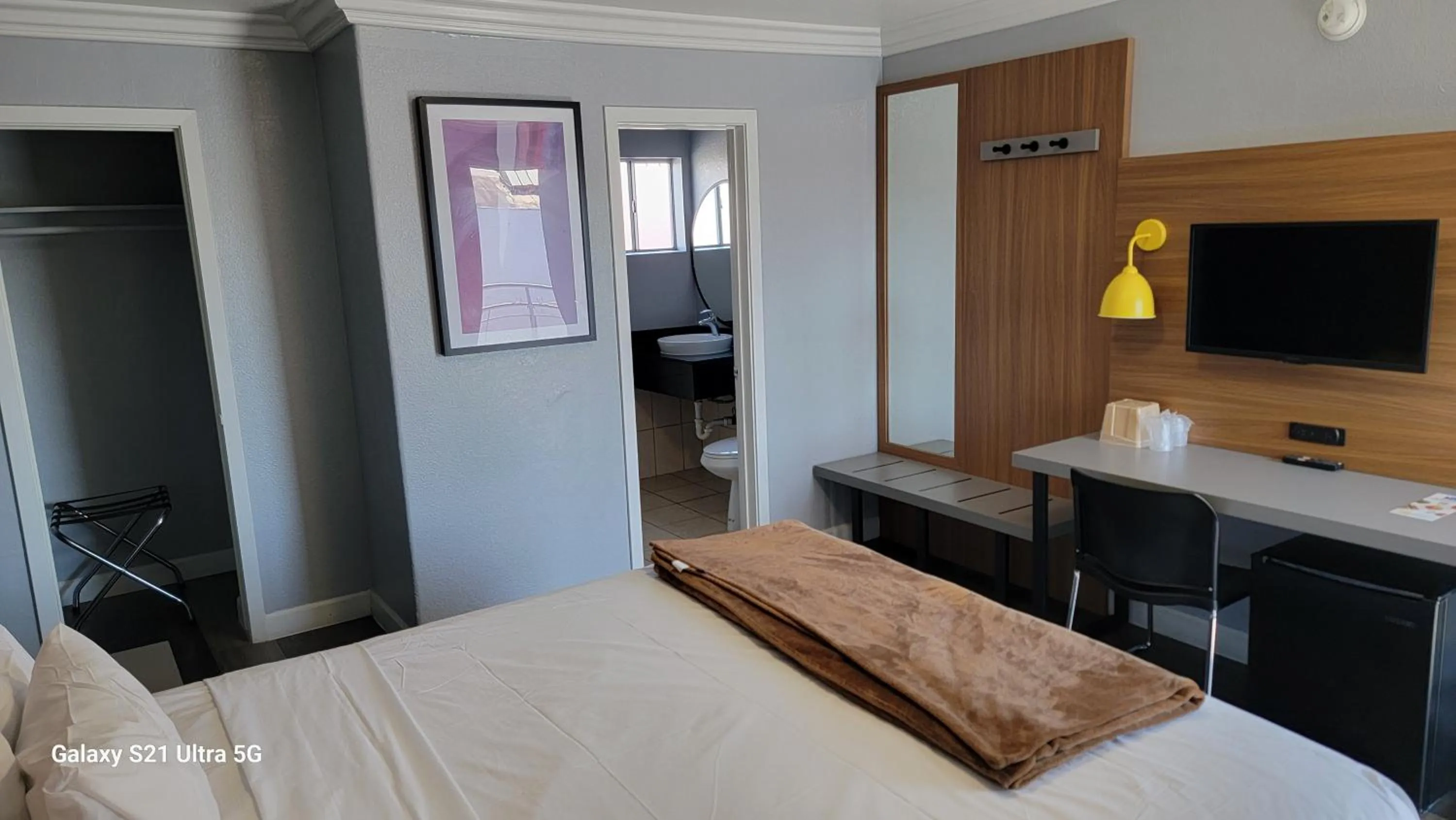 Bed in Value Inn Hollywood