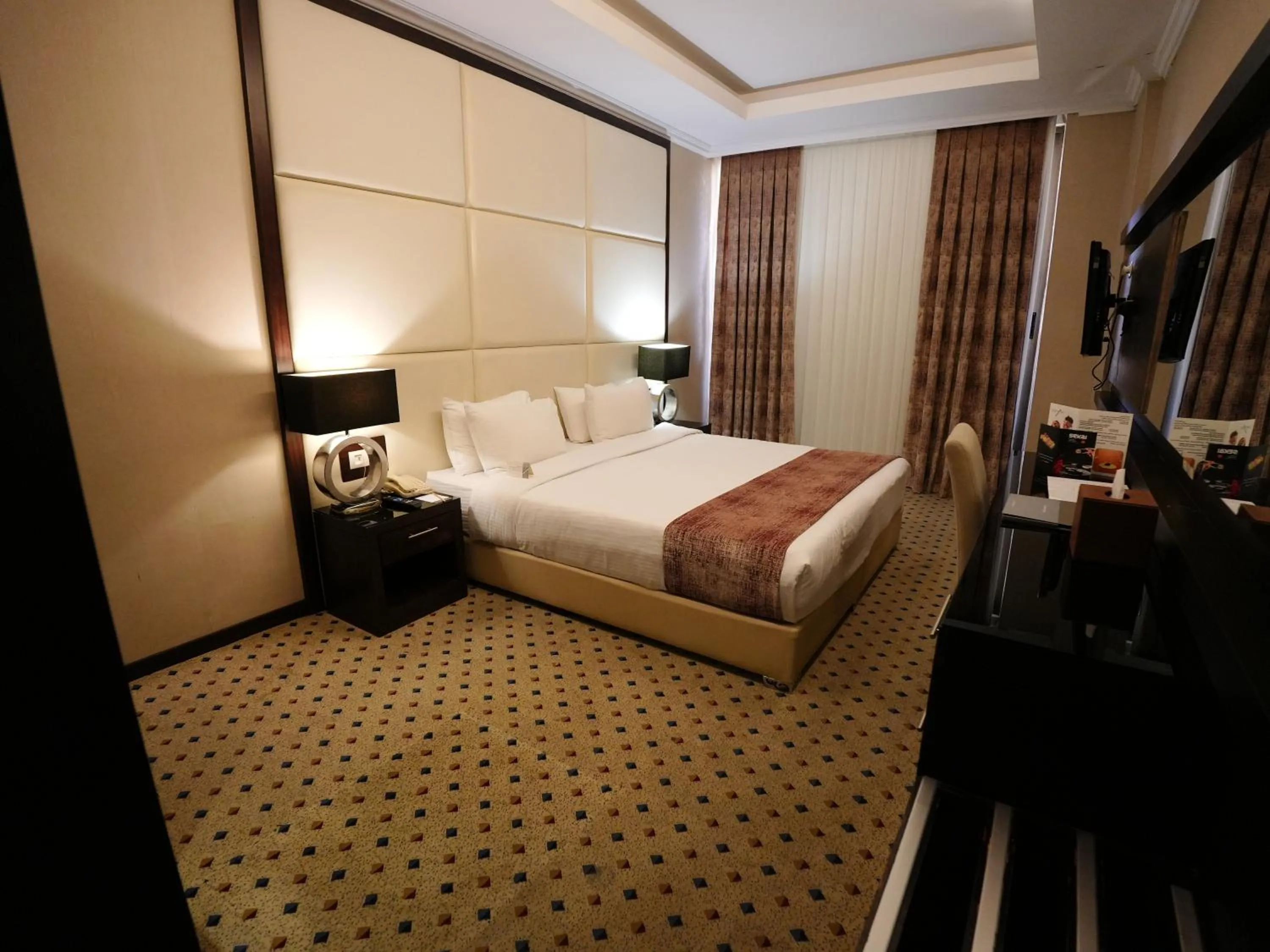 Bedroom, Bed in Canyon Hotel Erbil